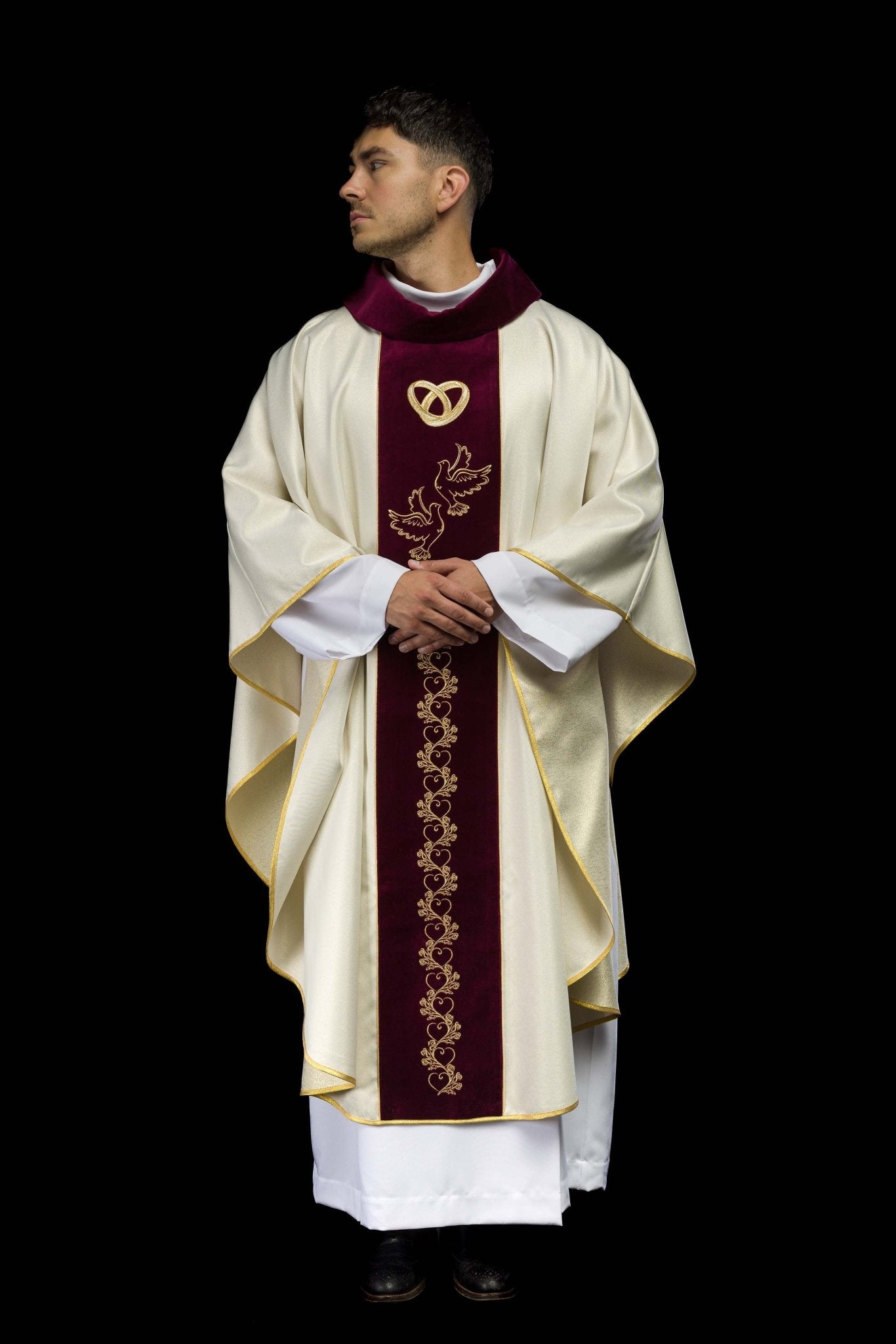 Casulla marfil de boda con galón rojo oscuro terciopelo KOR/283/05/54/PA ECRU - CASULLAS.ES
