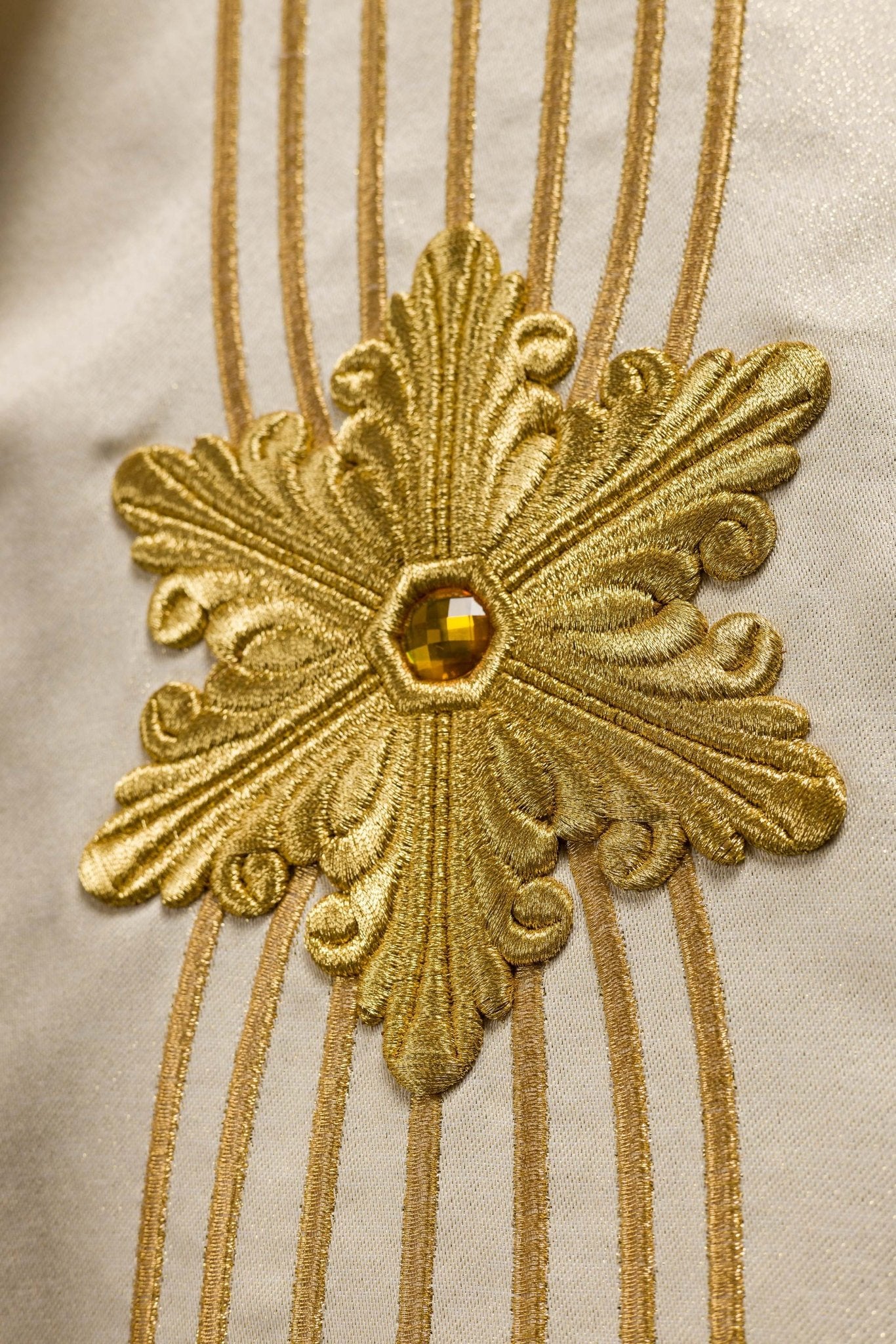 Casulla marfil Mariana ricamente bordada con piedras; tela brillante LE/7025/05 - CASULLAS.ES