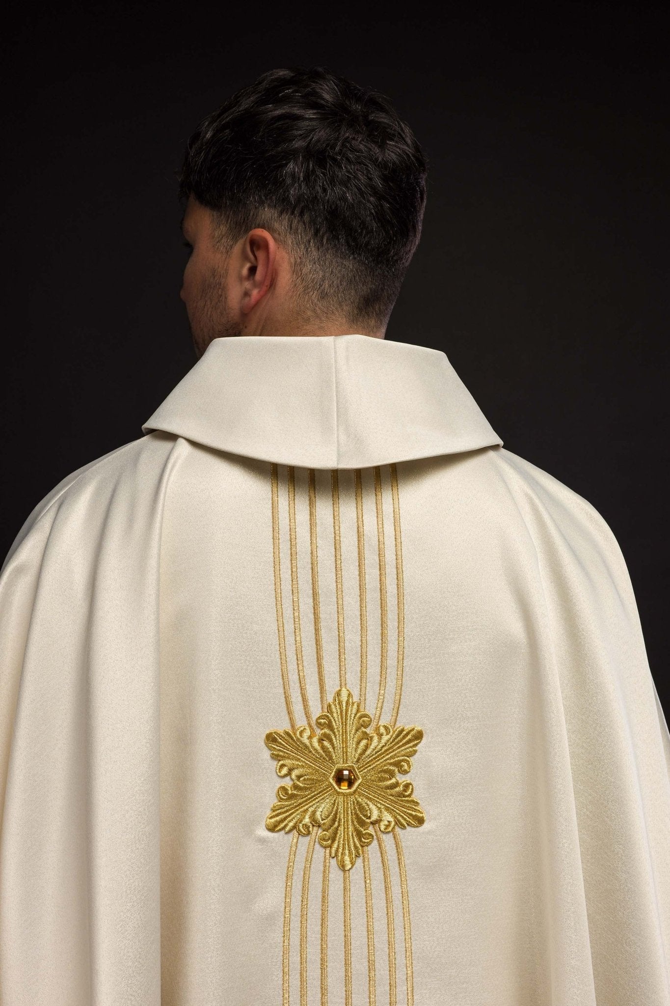 Casulla marfil Mariana ricamente bordada con piedras; tela brillante LE/7025/05 - CASULLAS.ES
