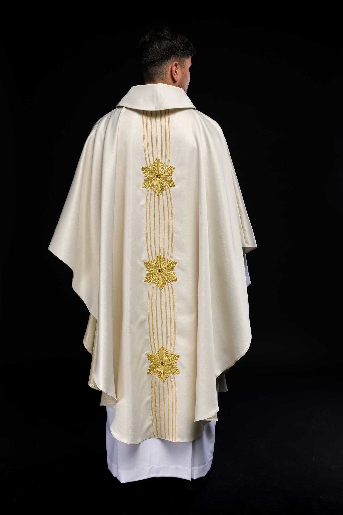 Casulla marfil Mariana ricamente bordada con piedras; tela brillante LE/7025/05 - CASULLAS.ES
