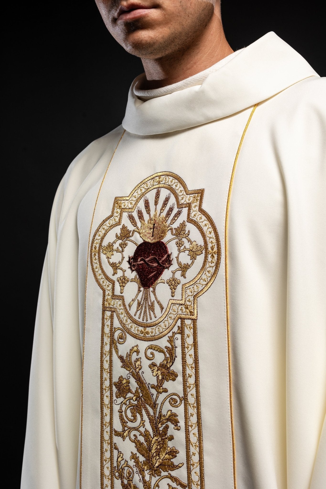 Casulla marfil ricamente bordada con Corazón de Jesús KOR/109/05/01 ECRU - CASULLAS.ES