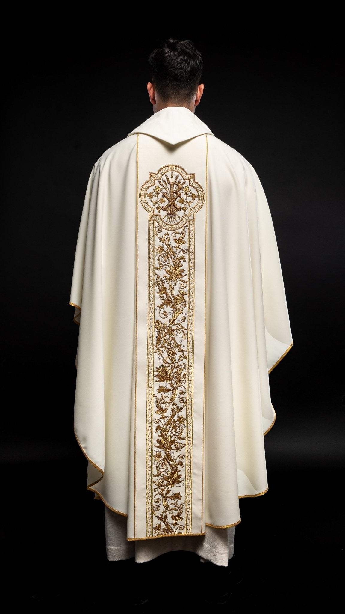 Casulla marfil ricamente bordada con Corazón de Jesús KOR/109/05/01 ECRU - CASULLAS.ES