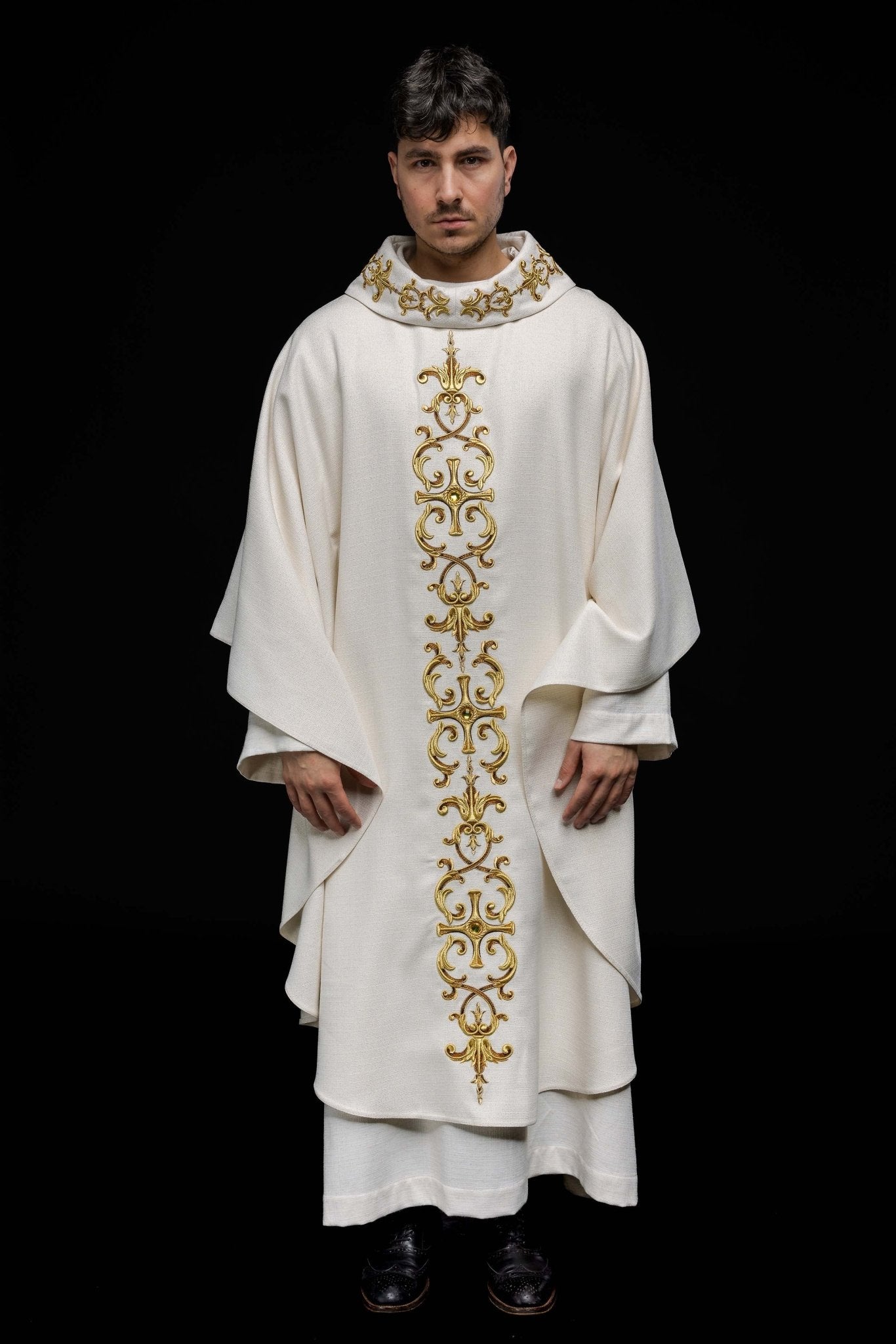 Casulla marfil ricamente bordada y decorada con piedras LE/7014/05 - CASULLAS.ES