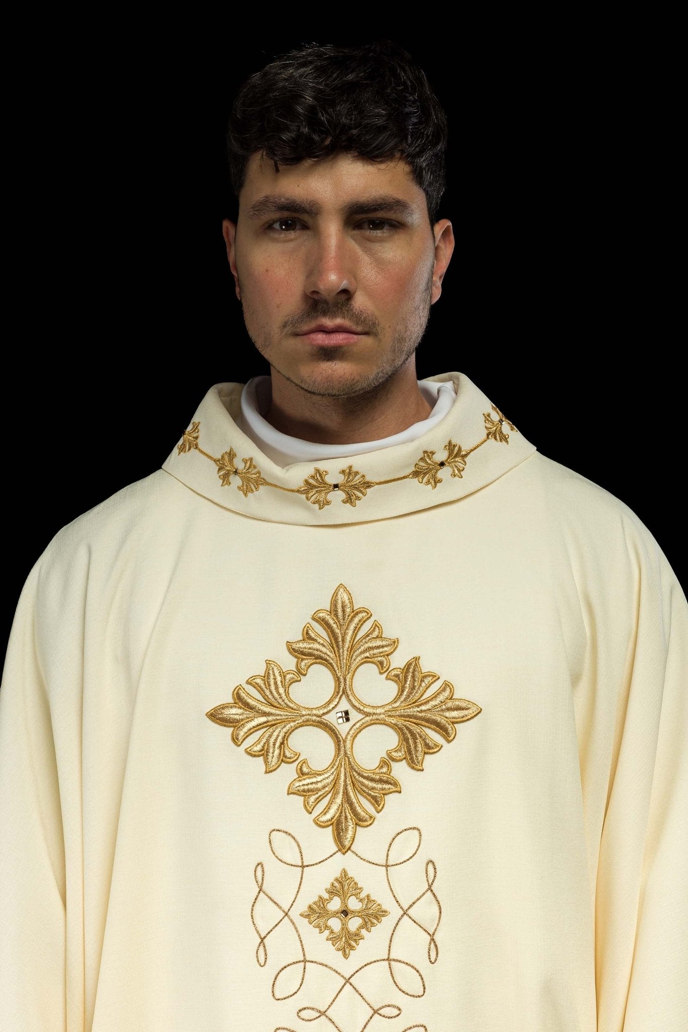Casulla marfil ricamente bordada y decorada con piedras LE/7018/05 - CASULLAS.ES