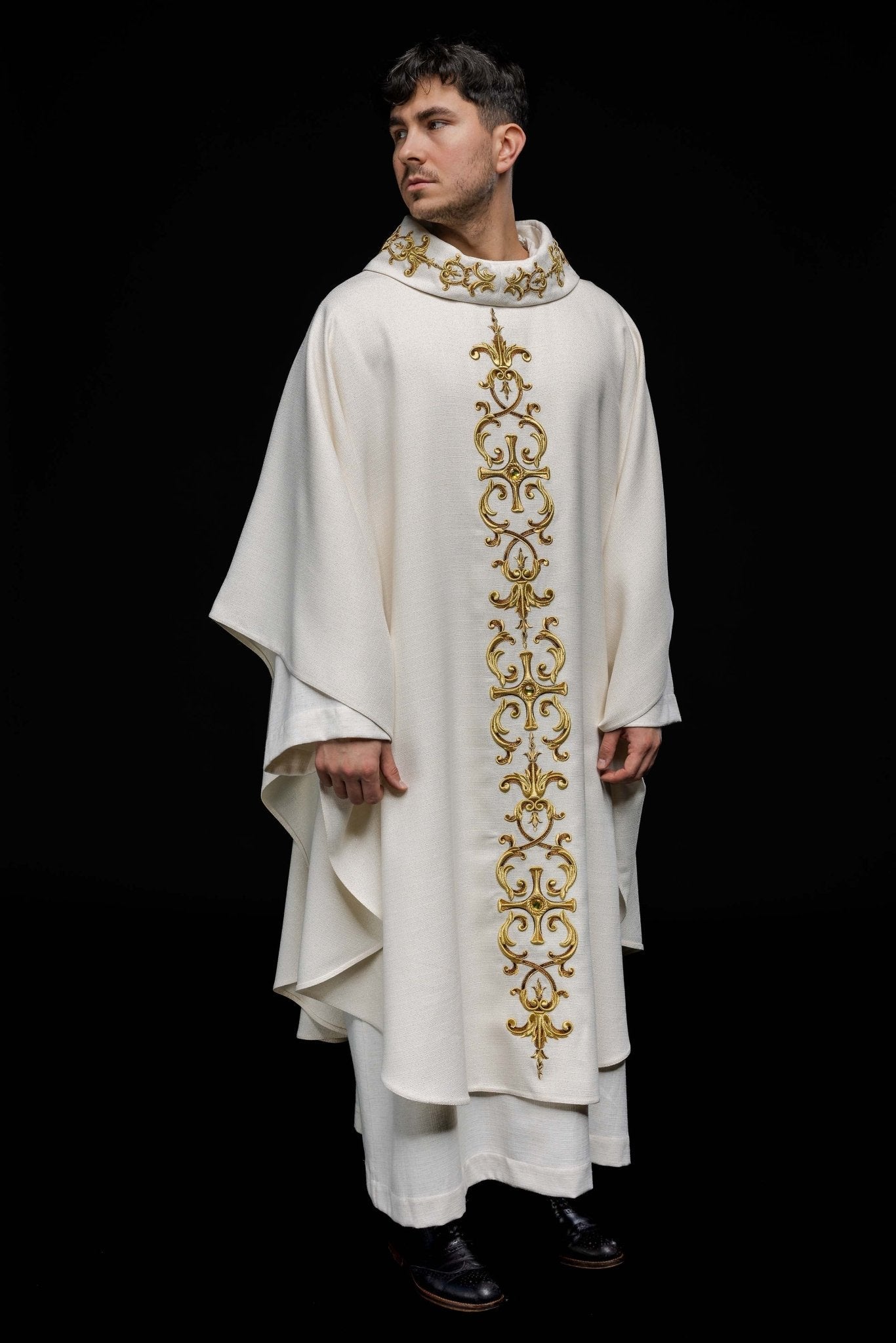 Casulla marfil ricamente bordada y decorada con piedras LE/7014/05 - CASULLAS.ES