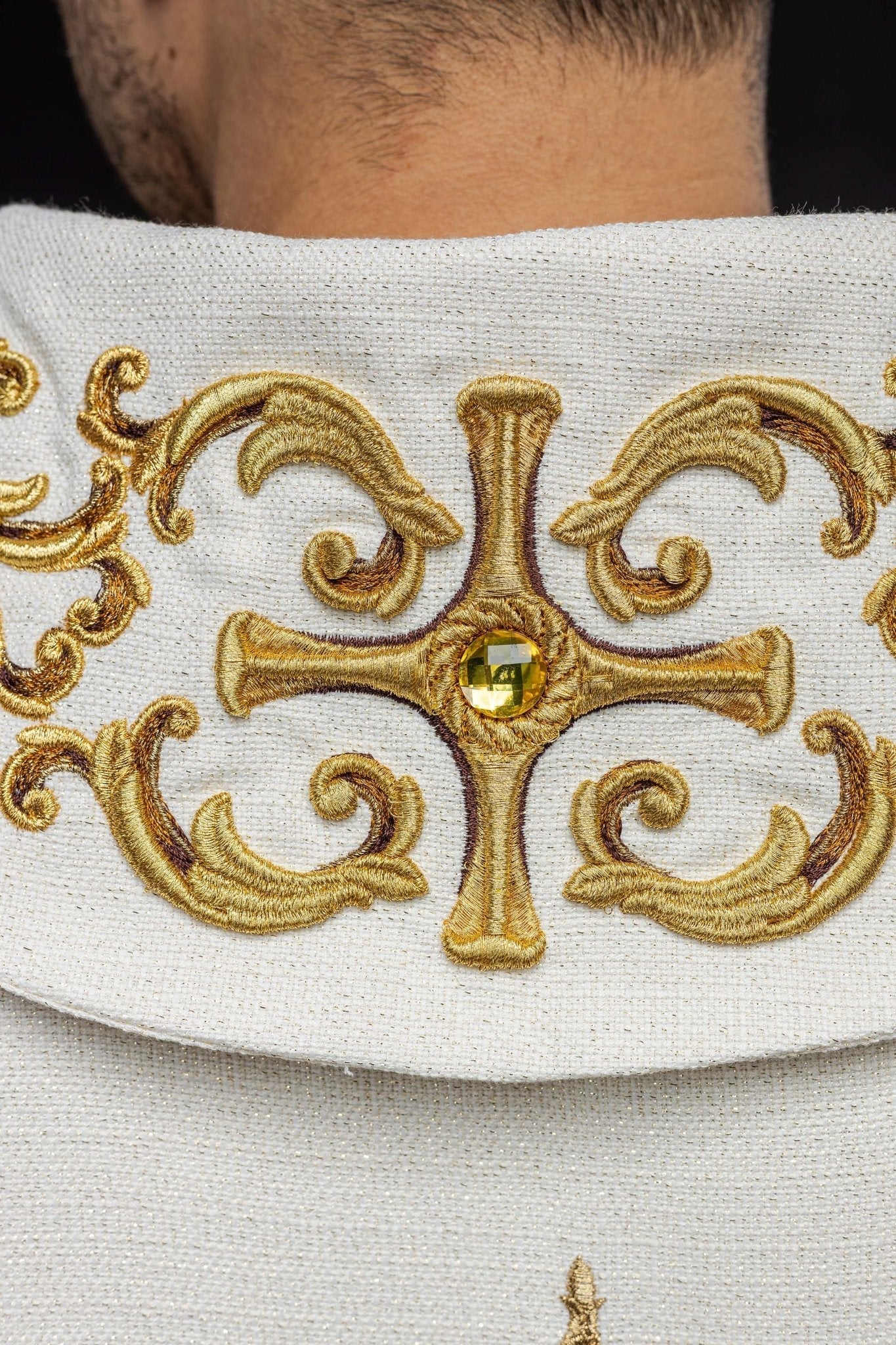 Casulla marfil ricamente bordada y decorada con piedras LE/7014/05 - CASULLAS.ES