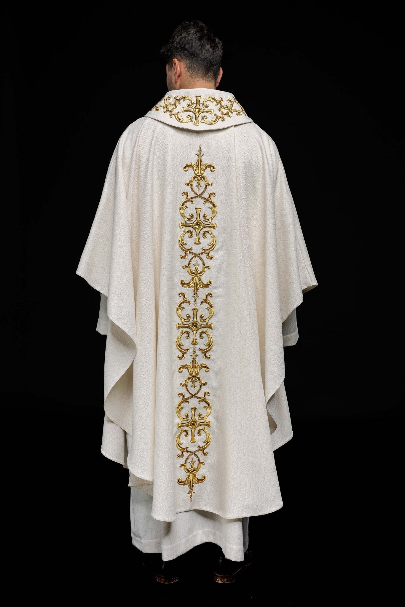 Casulla marfil ricamente bordada y decorada con piedras LE/7014/05 - CASULLAS.ES