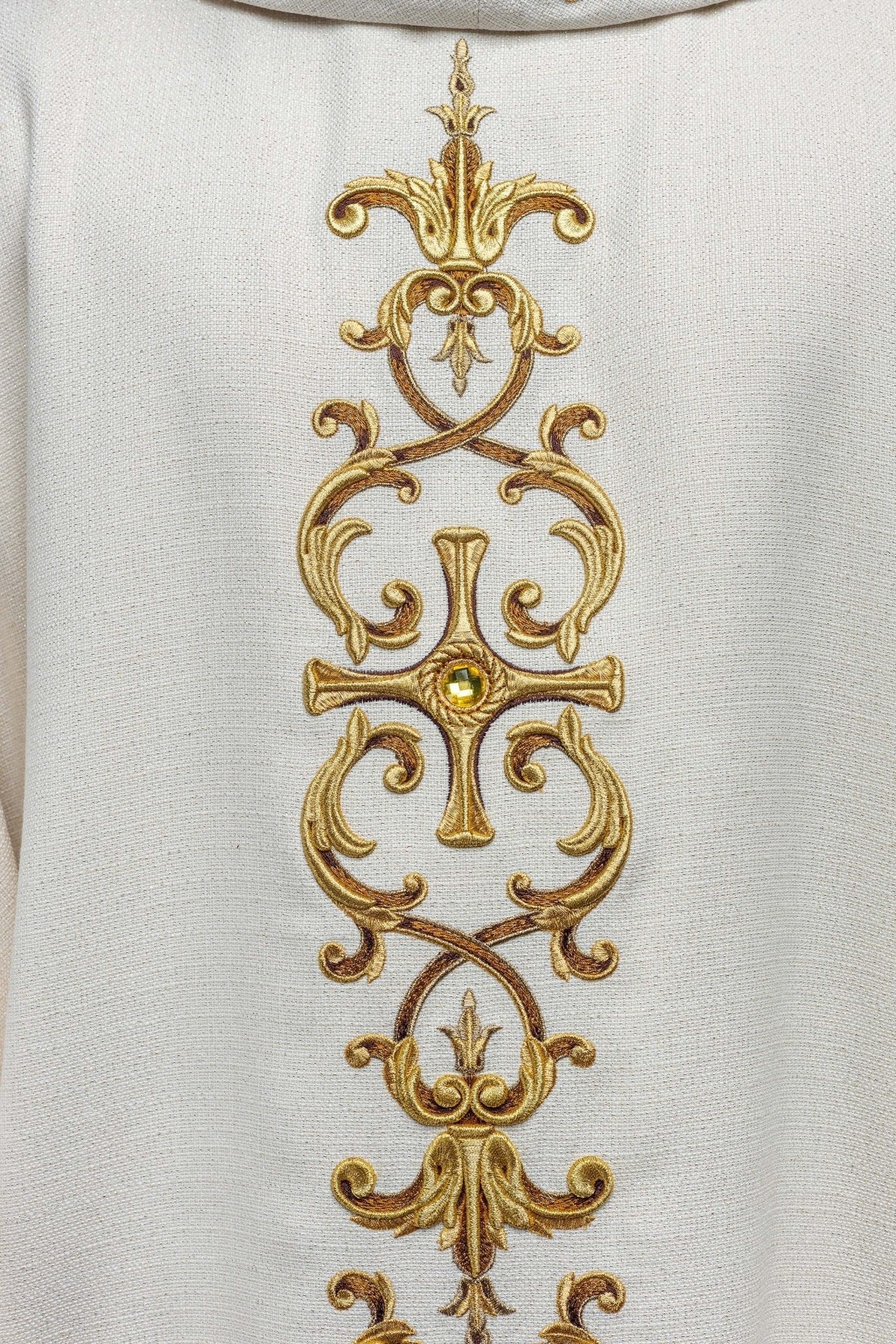 Casulla marfil ricamente bordada y decorada con piedras LE/7014/05 - CASULLAS.ES