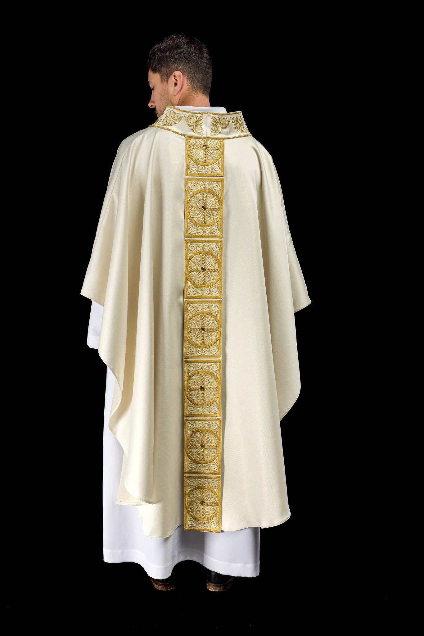 Casulla marfil ricamente bordada y decorada con piedras LE/7012/05 - CASULLAS.ES