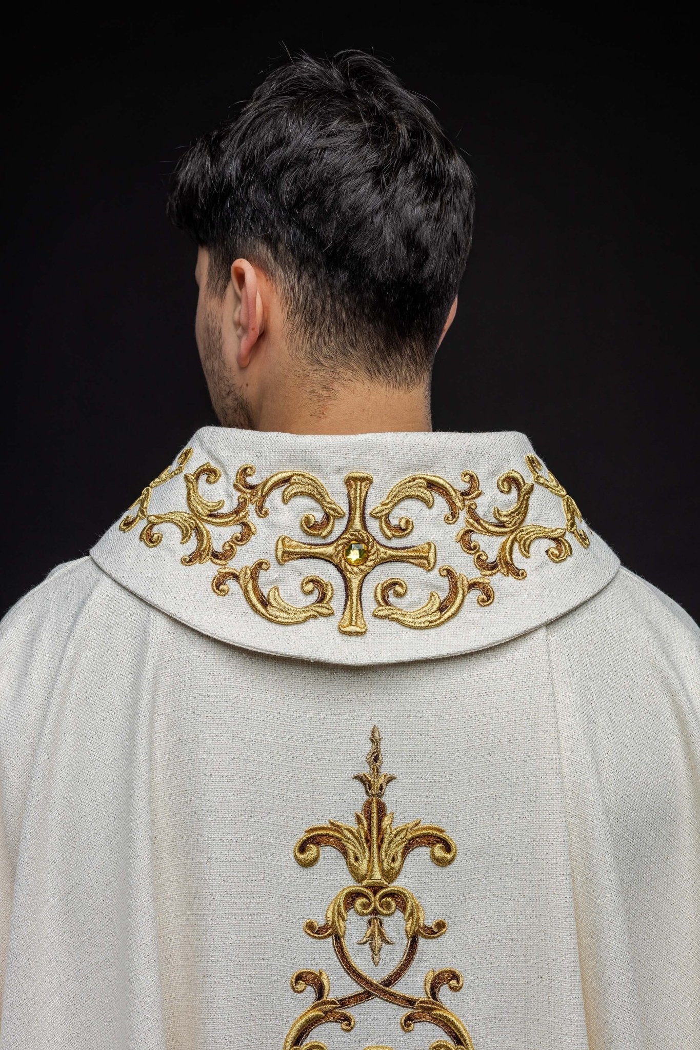Casulla marfil ricamente bordada y decorada con piedras LE/7014/05 - CASULLAS.ES