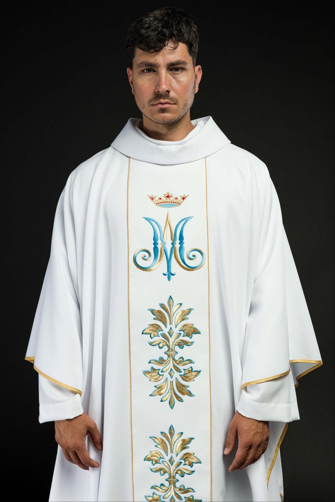 Casulla Mariana blanca Con ornamentos bordados y Corona KOR/061/04/01 BIAŁY - CASULLAS.ES