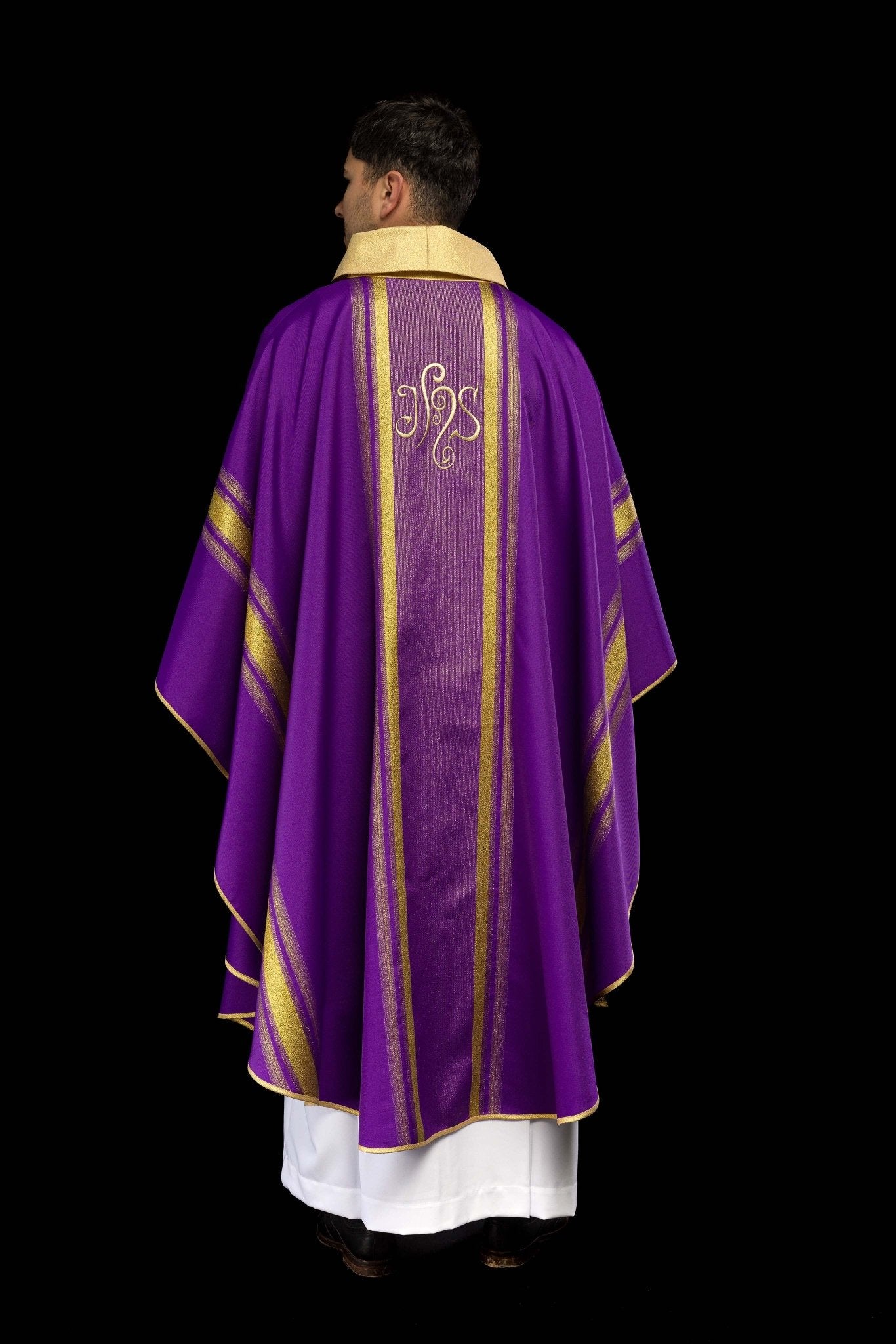 Casulla morada con bordado IHS y rayas dorada KOR/183/03/27 FIOLET - CASULLAS.ES