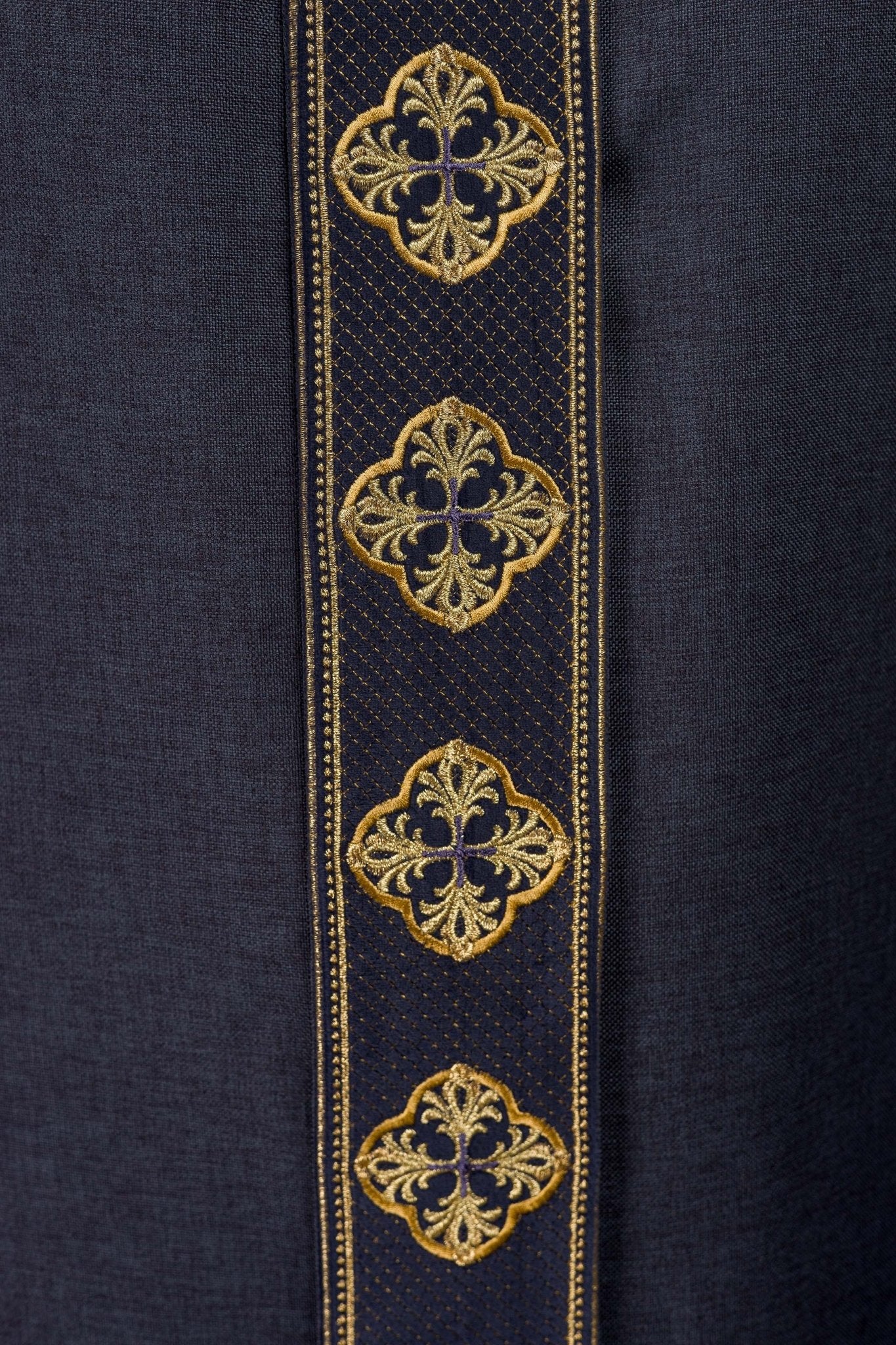 Casulla morada con cinturón bordado con cruces y cuello S-7069-03-70 - CASULLAS.ES