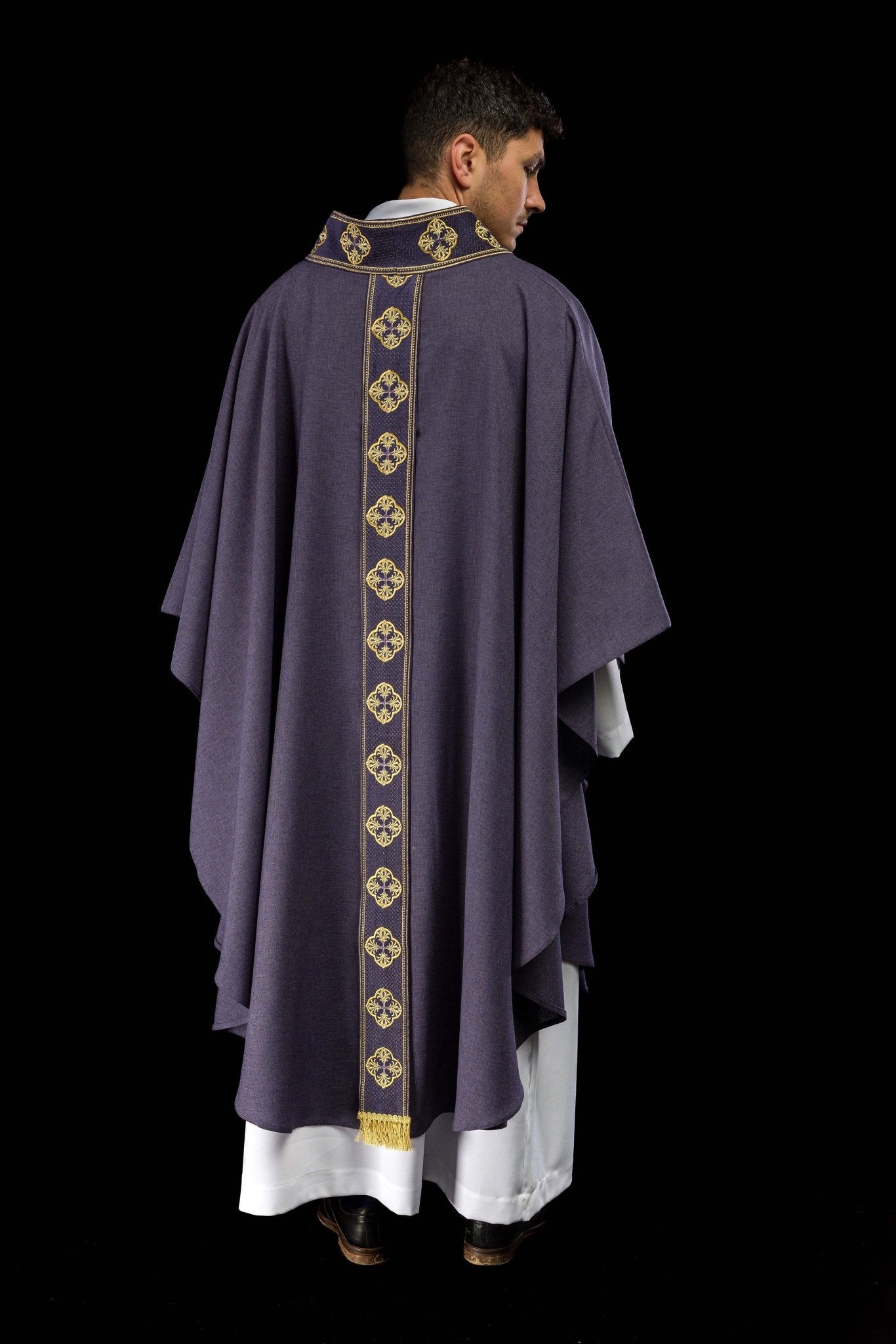 Casulla morada con cinturón bordado con cruces y cuello S-7069-03-70 - CASULLAS.ES