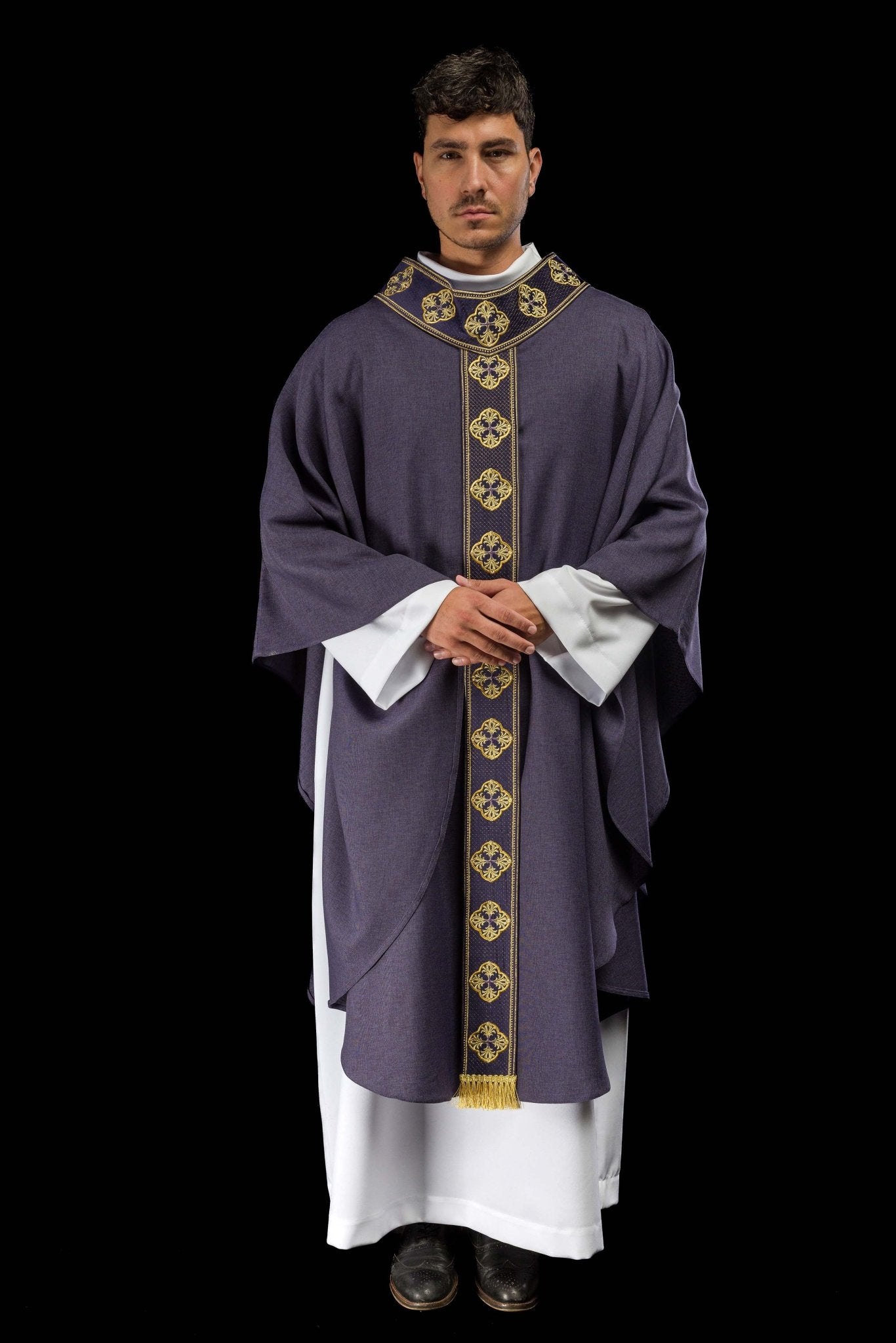 Casulla morada con cinturón bordado con cruces y cuello S-7069-03-70 - CASULLAS.ES