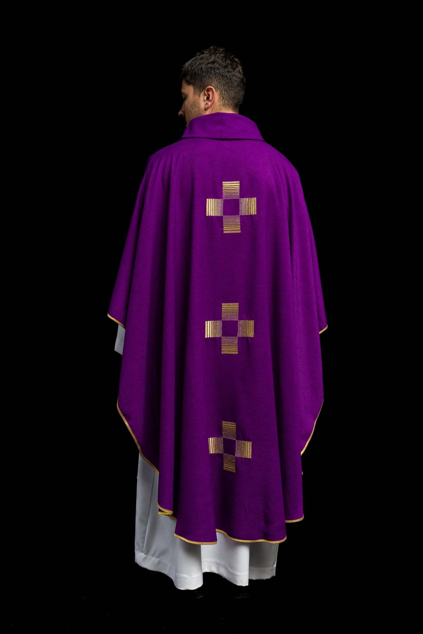 Casulla morada con Cruces bordadas HA7011-03 FIOLET - CASULLAS.ES