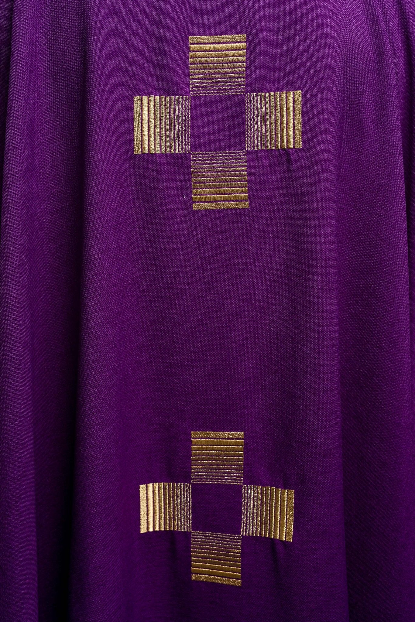 Casulla morada con Cruces bordadas HA7011-03 FIOLET - CASULLAS.ES