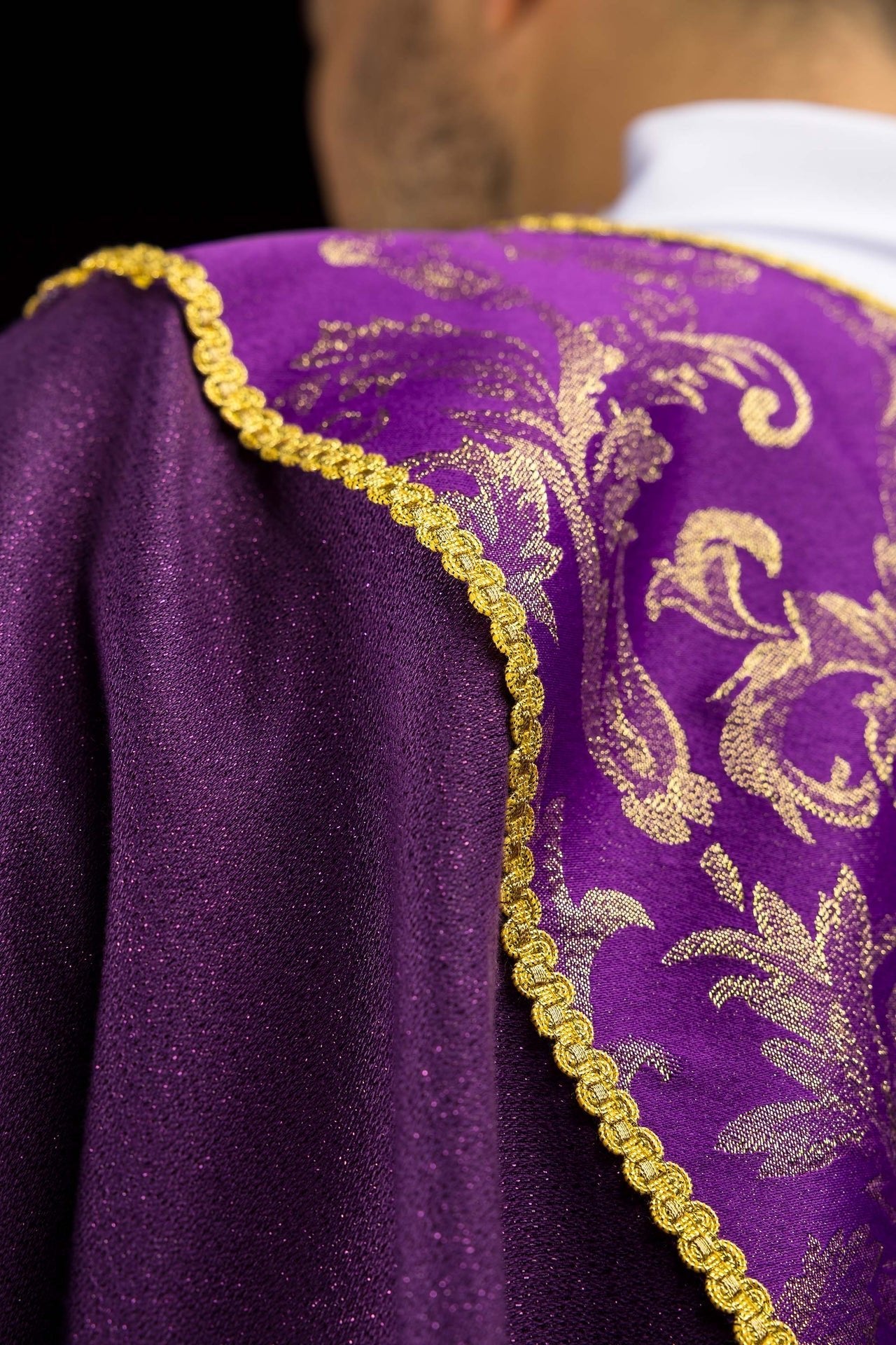 Casulla morada con cruz decorada con tejido jacquard LE/7075/03 - CASULLAS.ES