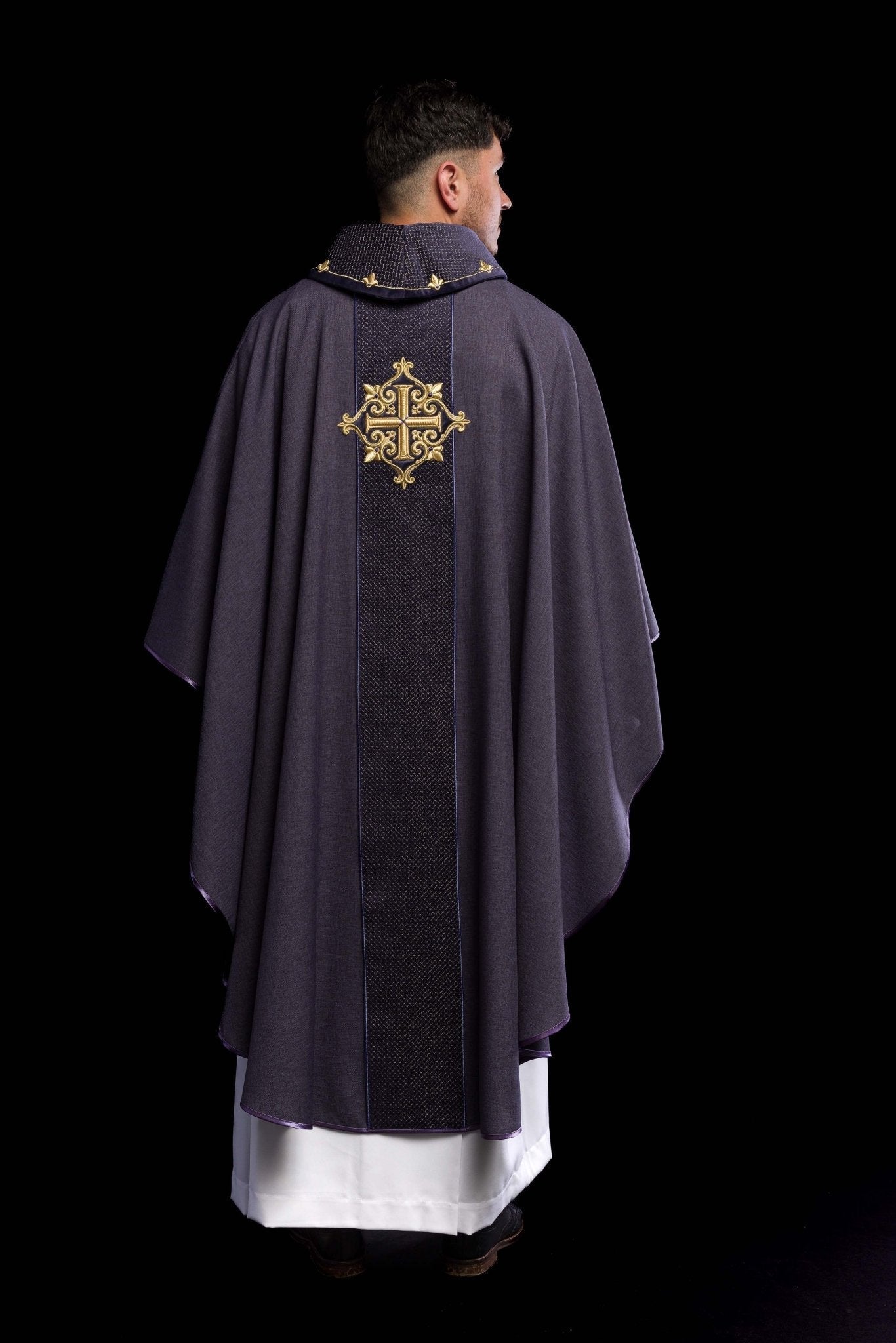Casulla morada con galón terciopelo ricamente bordado Cruz LE/7029/03 - CASULLAS.ES
