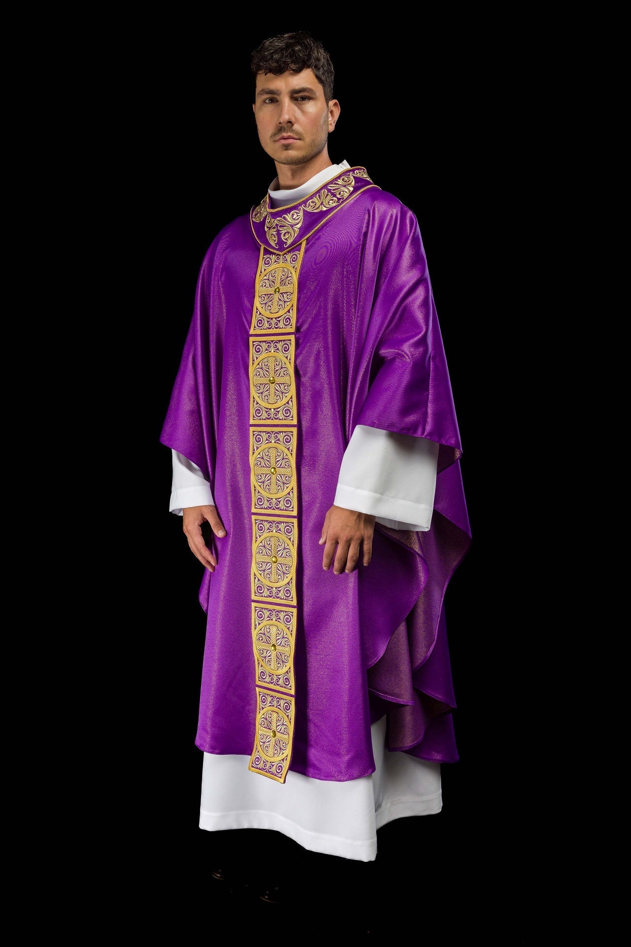 Casulla morada ricamente bordada y decorada con piedras LE/7012/03 - CASULLAS.ES