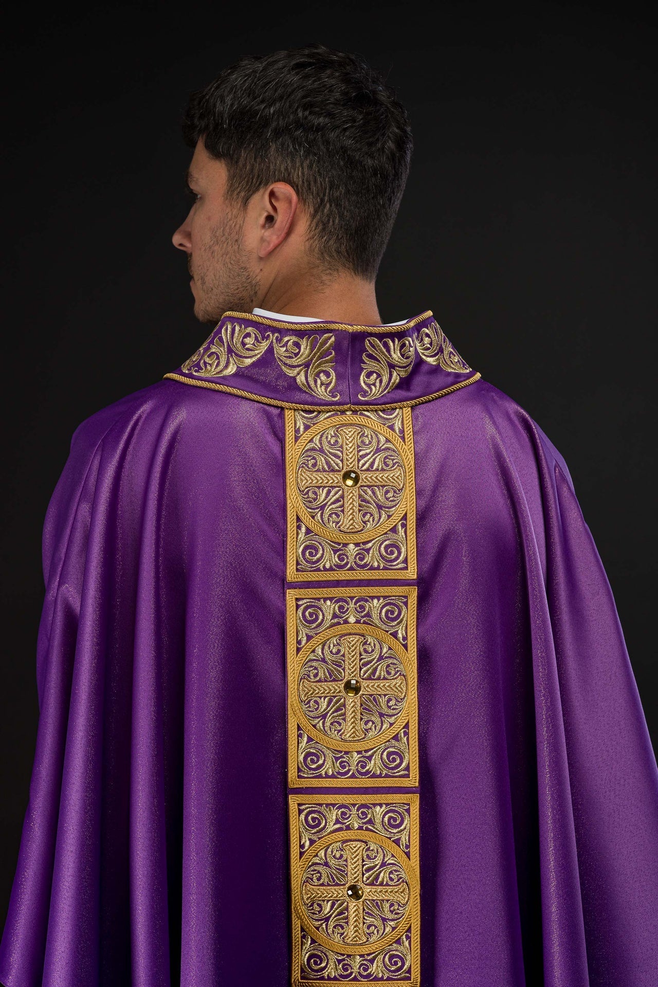 Casulla morada ricamente bordada y decorada con piedras LE/7012/03 - CASULLAS.ES