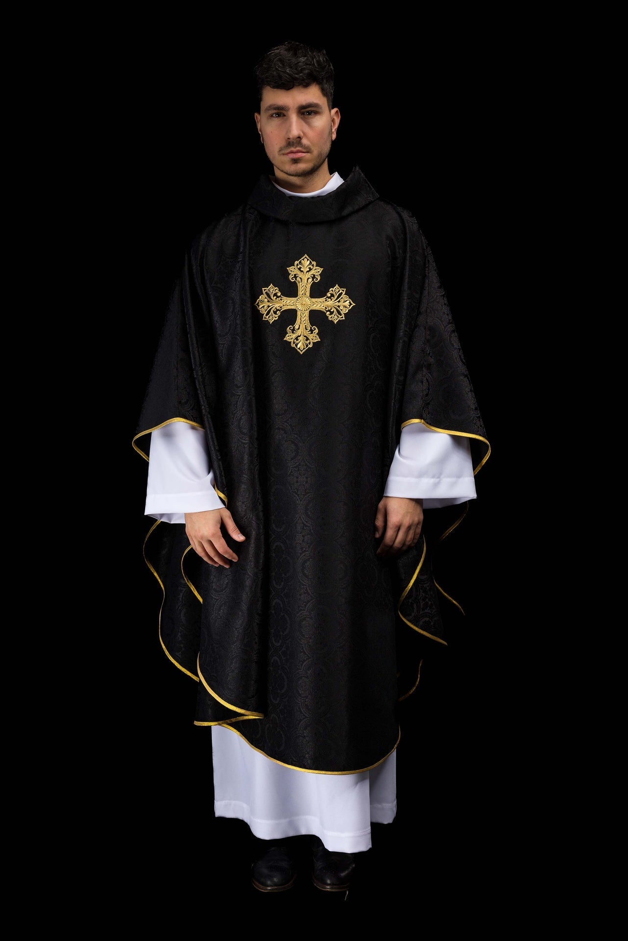 Casulla negra con cruz de tejido jacquard KOR/403/07/11 - CASULLAS.ES