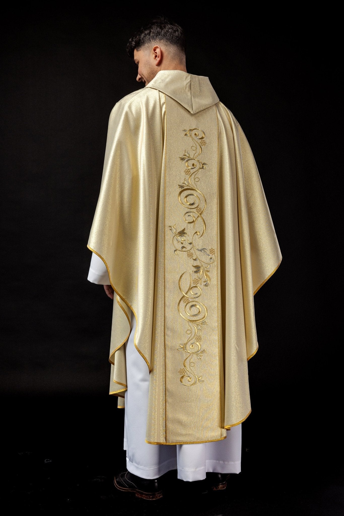 Casulla oro para Navidad con la imagen de la Sagrada Familia KOR/196/10/37 ZŁOTY - CASULLAS.ES