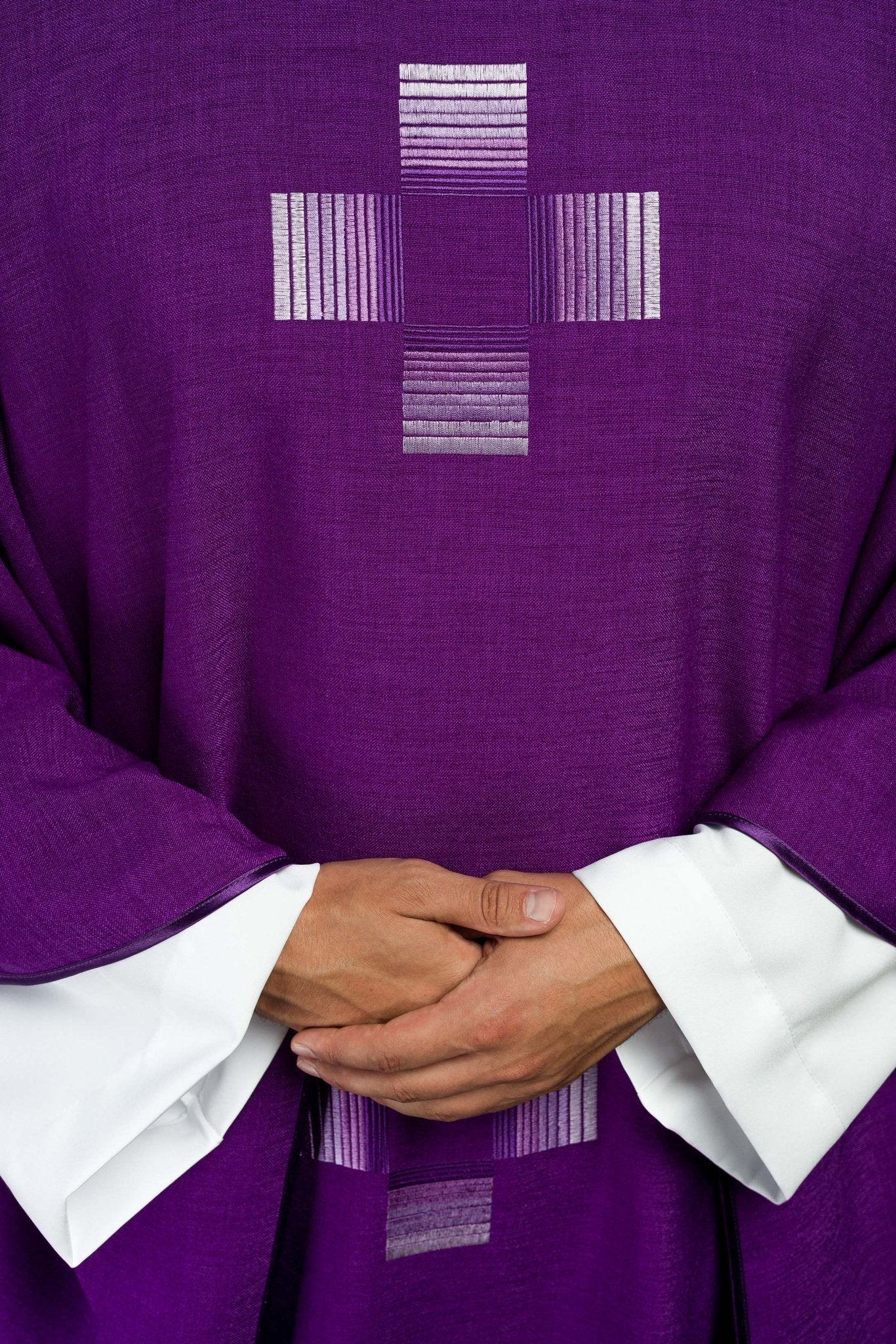 Casulla púrpura con cruces bordadas HA7033-03 FIOLET - CASULLAS.ES