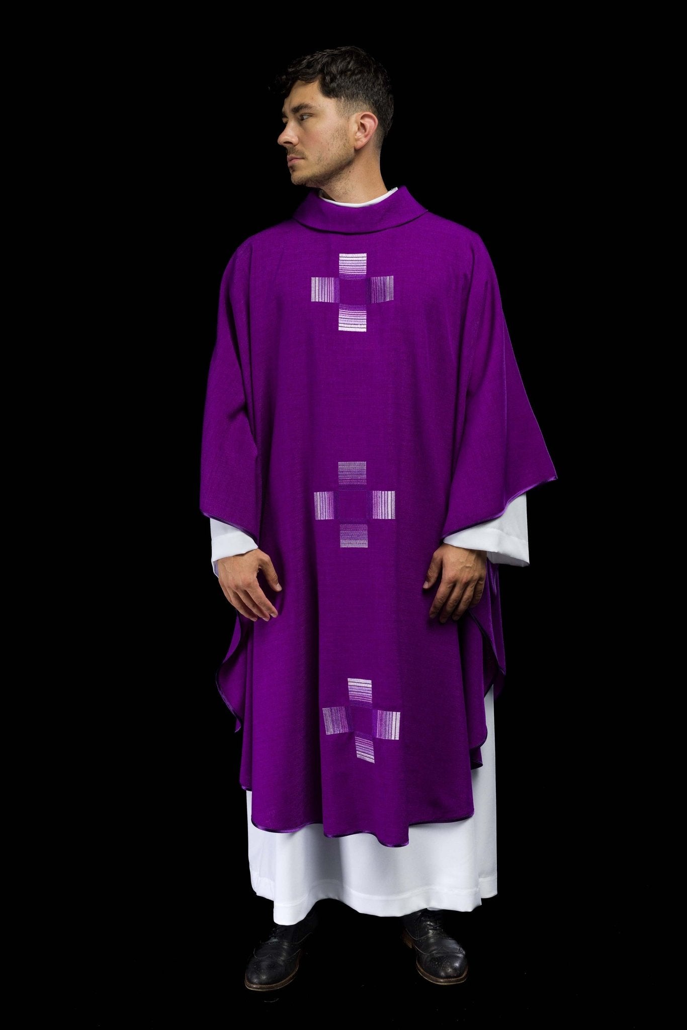 Casulla púrpura con cruces bordadas HA7033-03 FIOLET - CASULLAS.ES