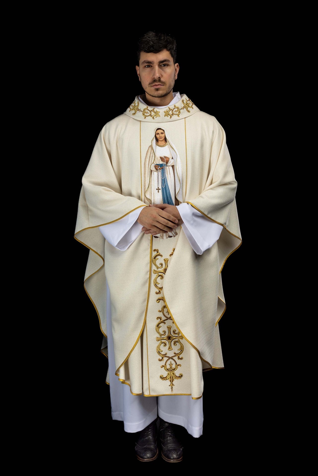 Casulla ricamente bordada con la imagen de Nuestra Señora del Rosario KOW2/045/05/71 - CASULLAS.ES