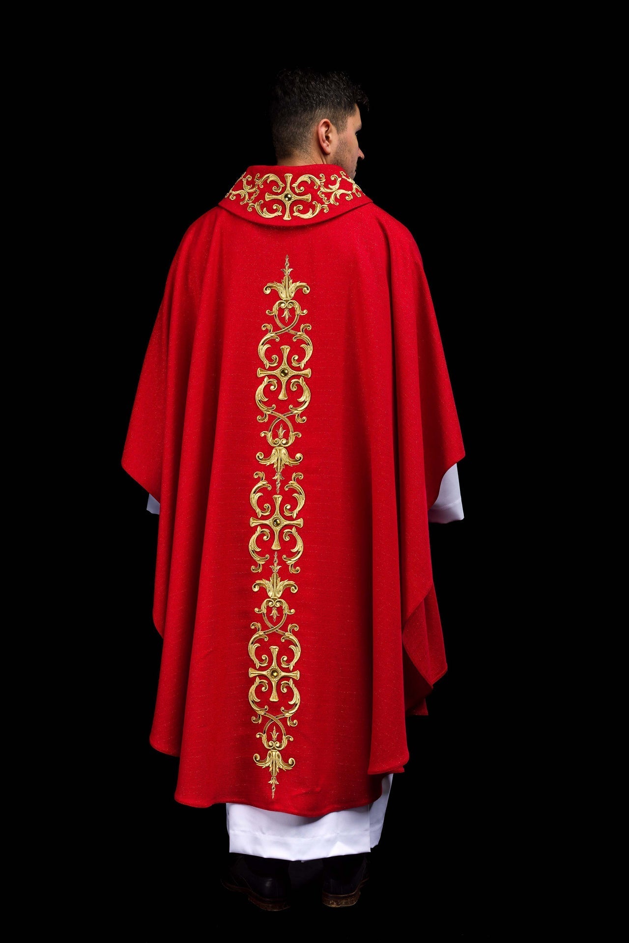 Casulla ricamente bordada con la imagen de San Pablo color rojo KOW2/039/02/71 - CASULLAS.ES