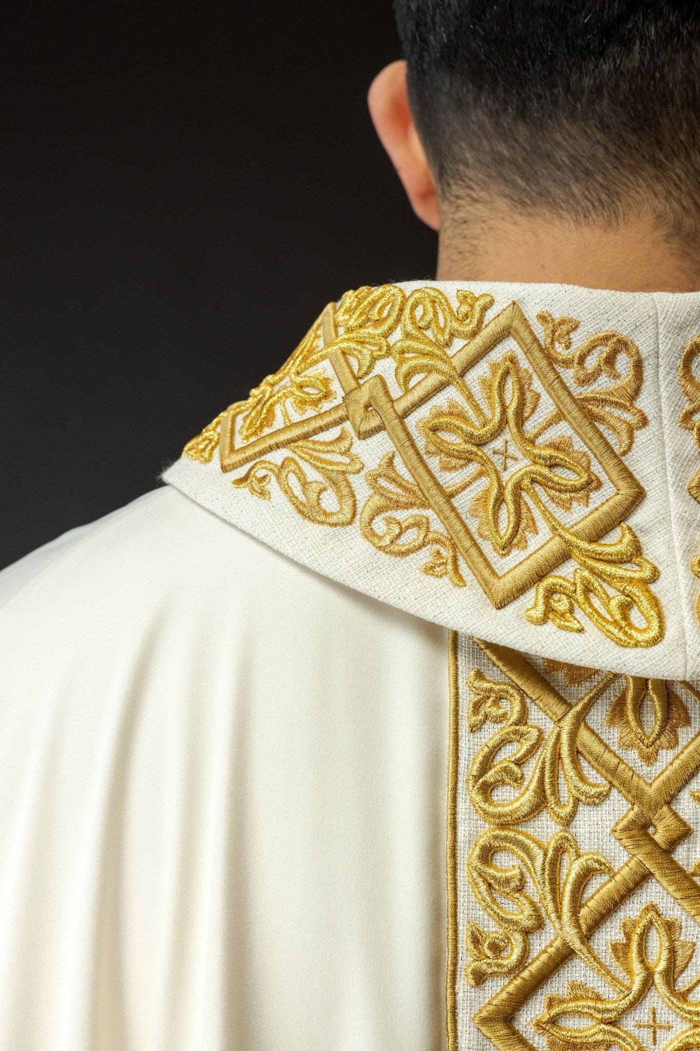 Casulla ricamente bordada con motivos florales y cruces Crudo LE/7027/05 - CASULLAS.ES