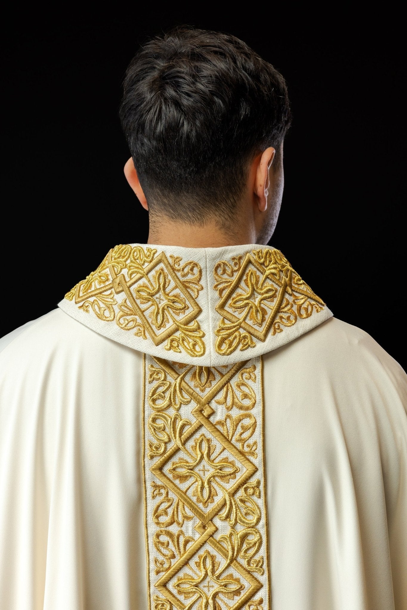 Casulla ricamente bordada con motivos florales y cruces Crudo LE/7027/05 - CASULLAS.ES