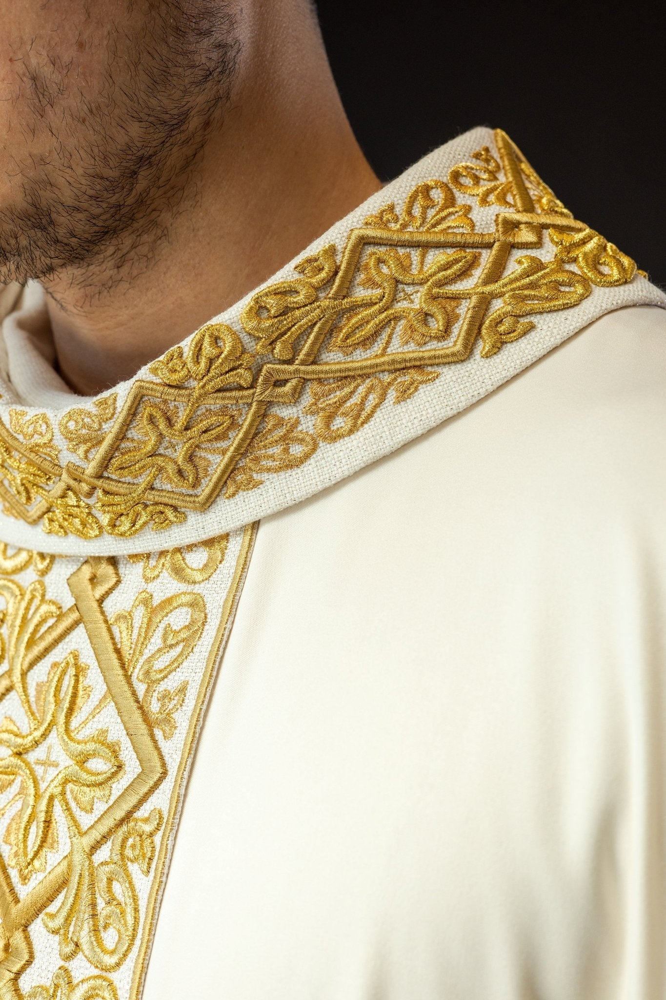Casulla ricamente bordada con motivos florales y cruces Crudo LE/7027/05 - CASULLAS.ES