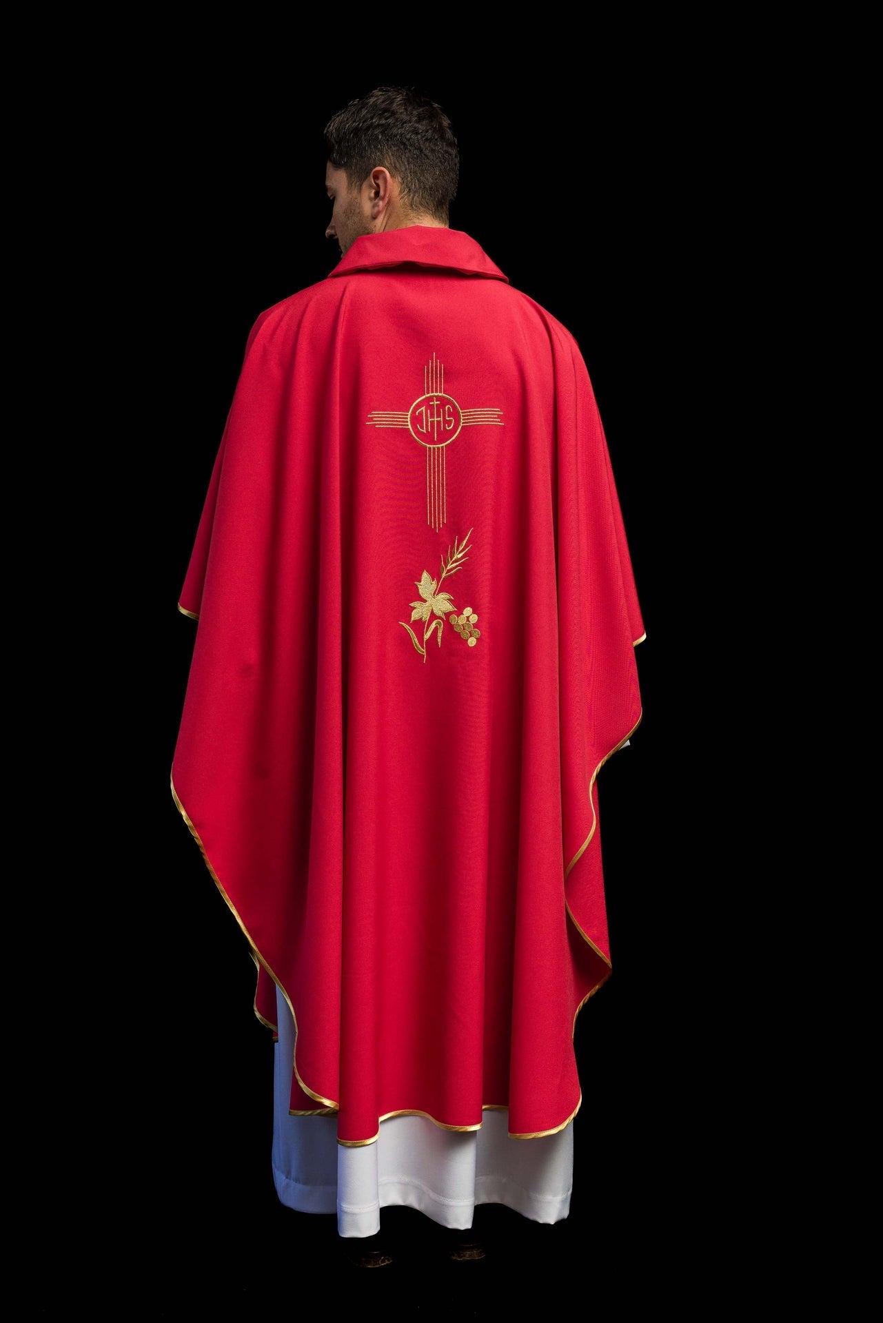Casulla roja bordada con amplio cuello y motivo IHS KOR/003/02/12/KARO CZERWONY - CASULLAS.ES