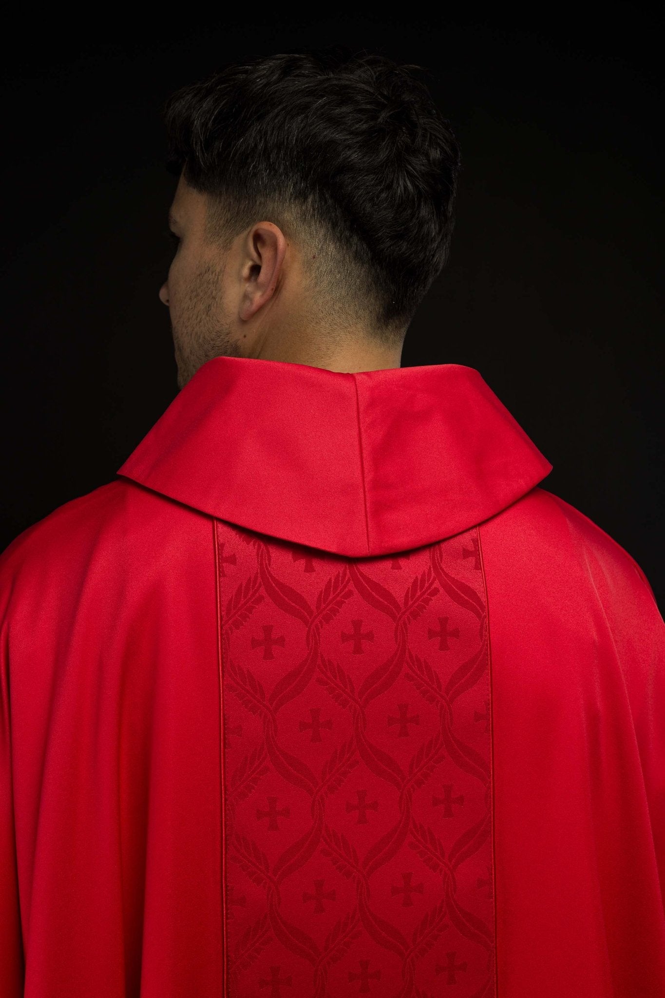Casulla roja con banda jacquard decorada con cruces KOR/402/02/53 - CASULLAS.ES