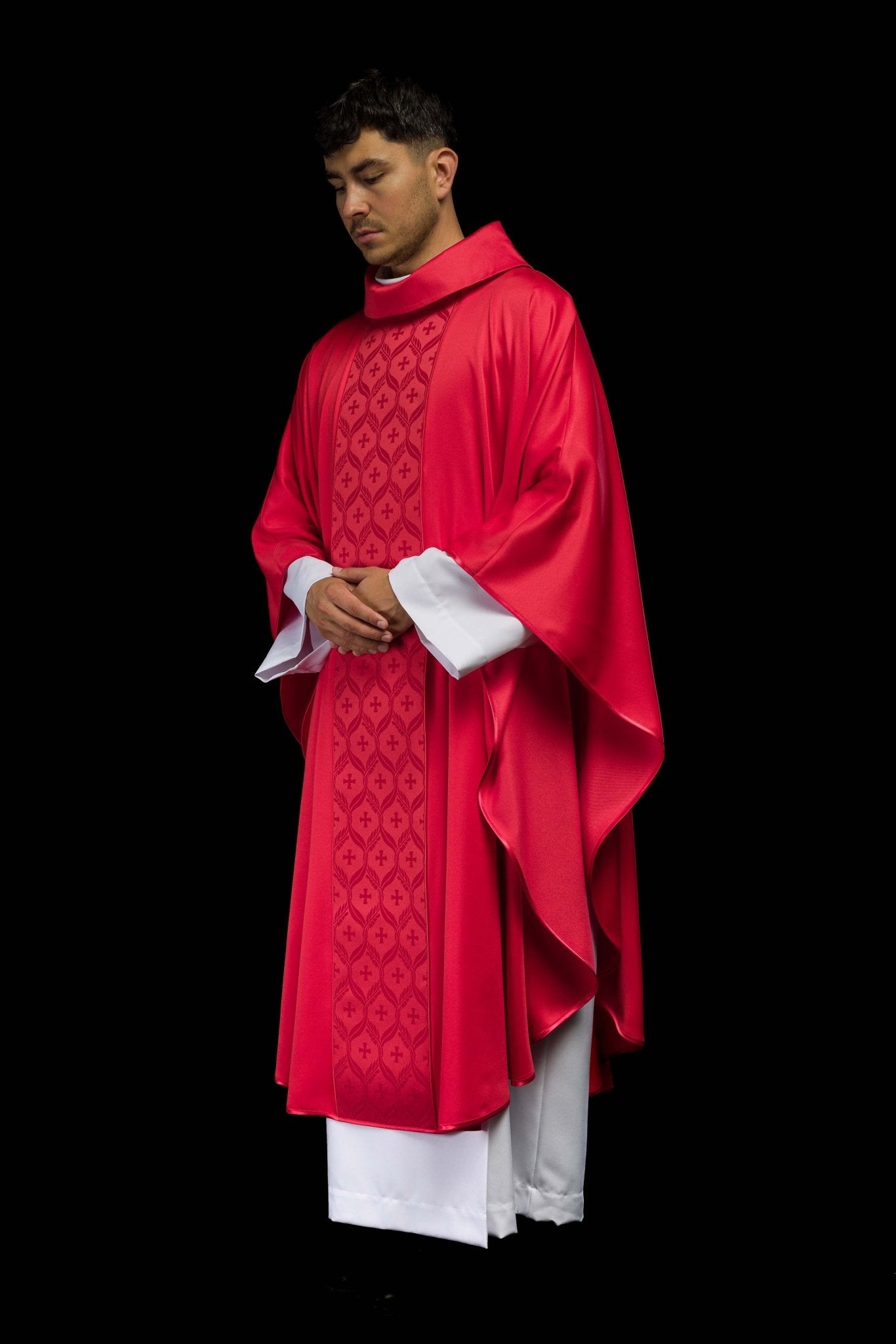 Casulla roja con banda jacquard decorada con cruces KOR/402/02/53 - CASULLAS.ES