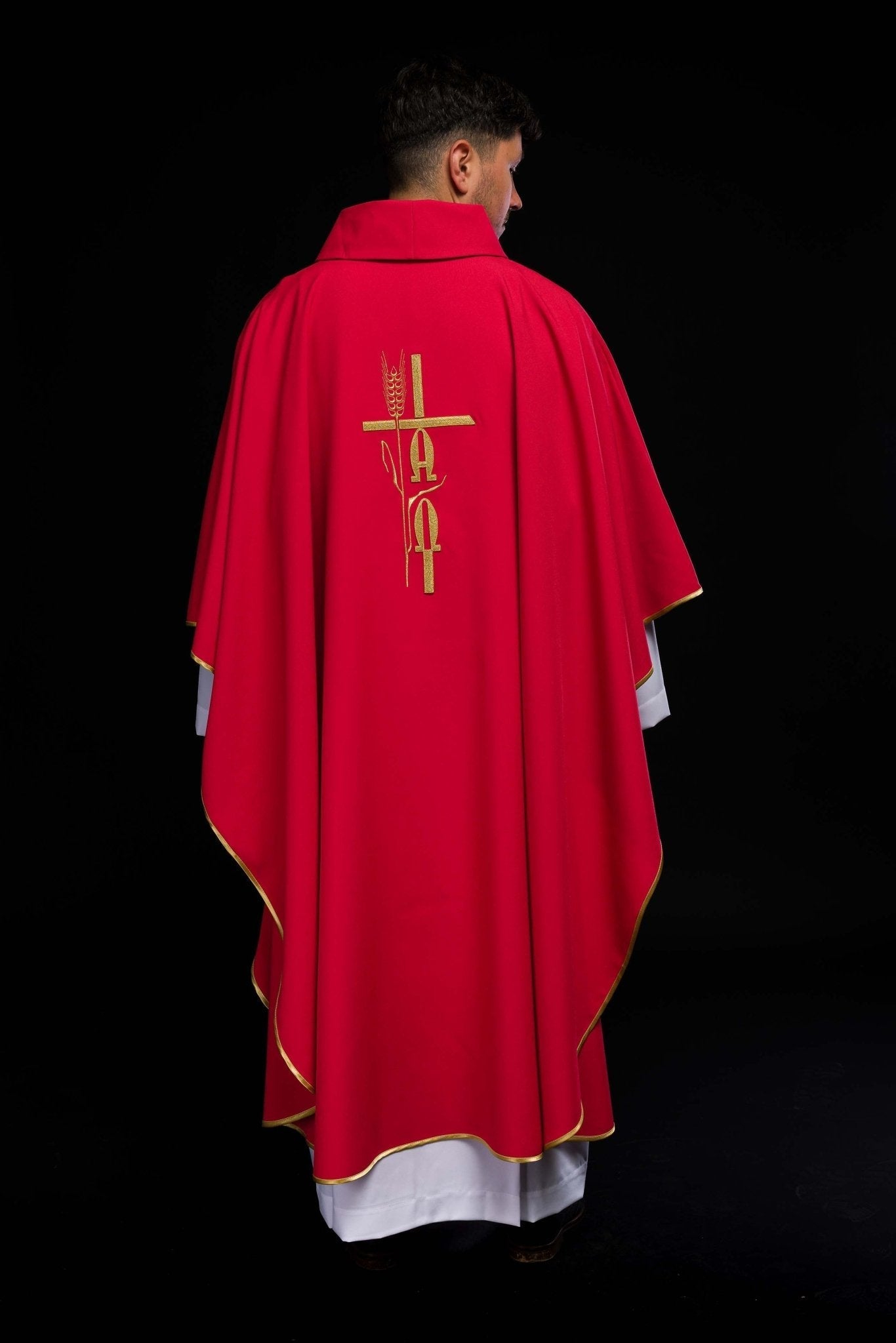 Casulla roja con bordado Cruz, Alfa y Omega KOR/013/02/12 CZERWONY - CASULLAS.ES