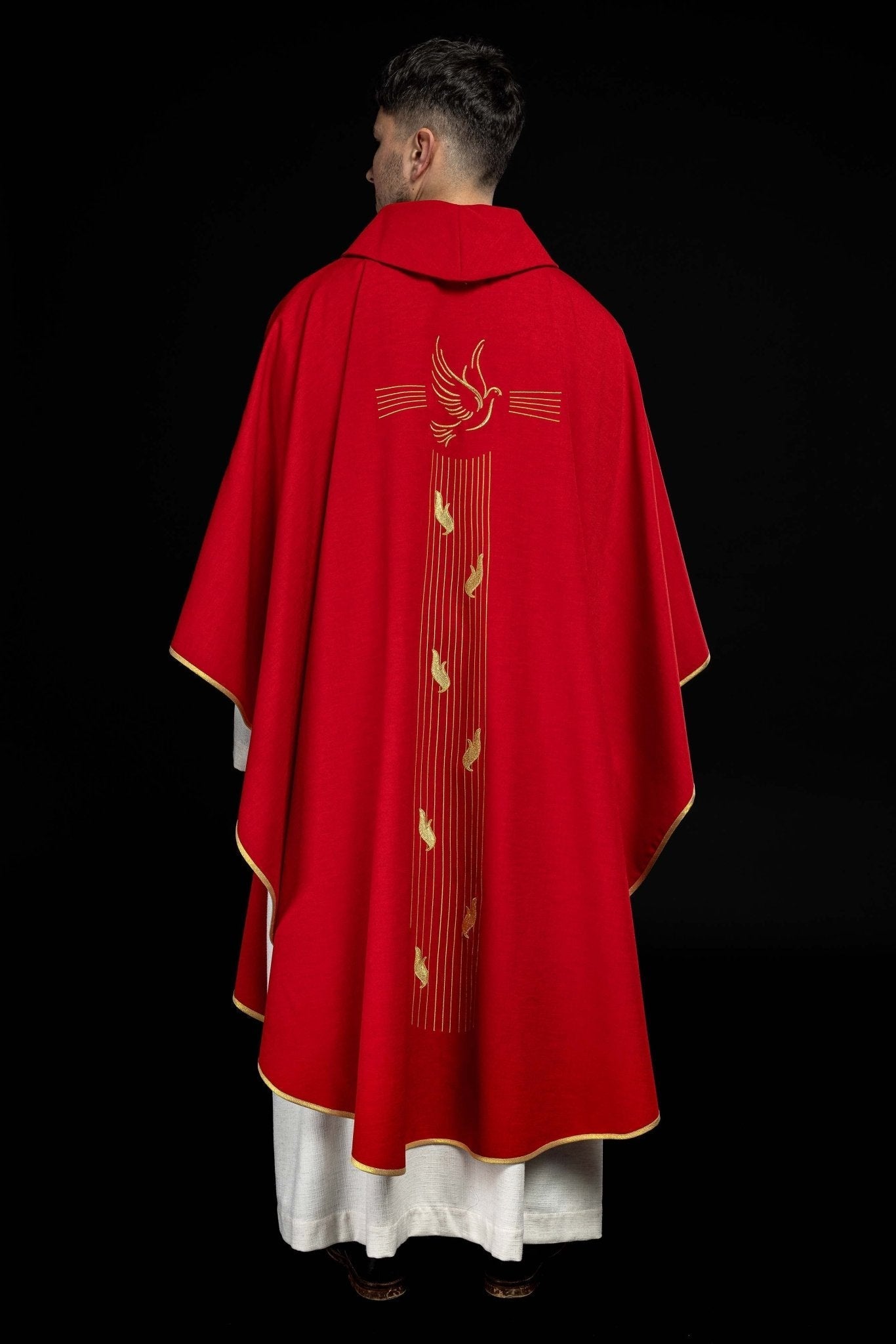 Casulla roja con bordado del Espíritu Santo KOR/218/02/62 CZERWONY - CASULLAS.ES