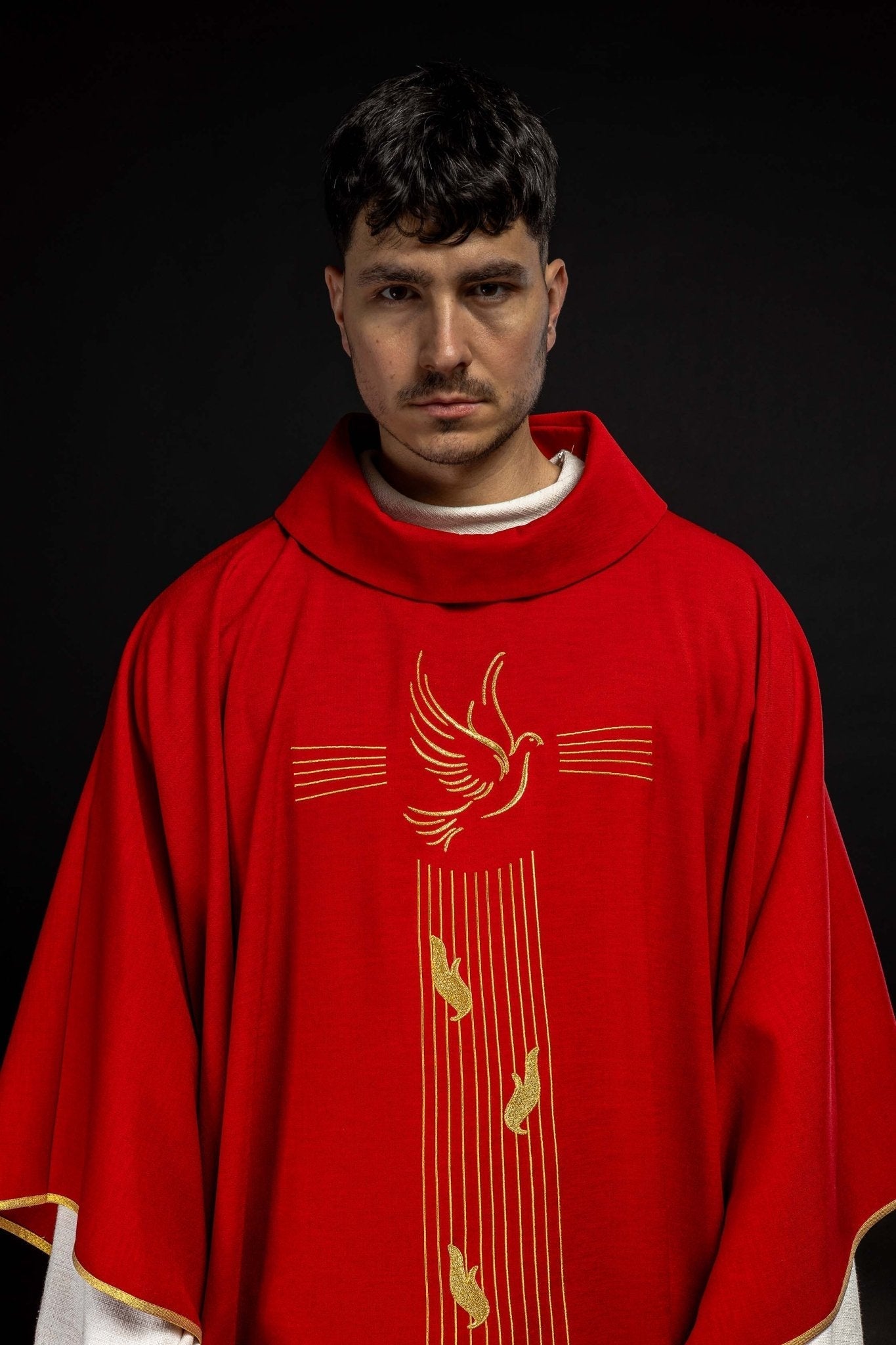 Casulla roja con bordado del Espíritu Santo KOR/218/02/62 CZERWONY - CASULLAS.ES