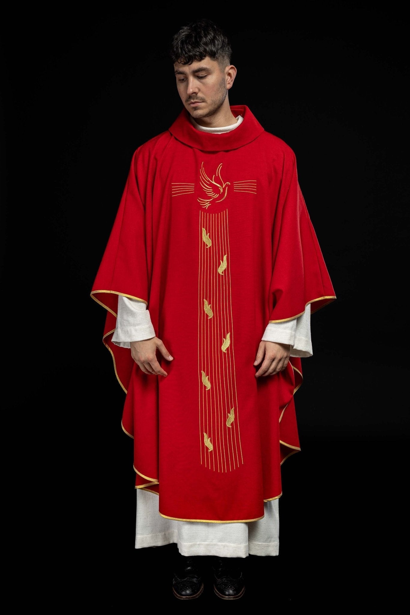 Casulla roja con bordado del Espíritu Santo KOR/218/02/62 CZERWONY - CASULLAS.ES