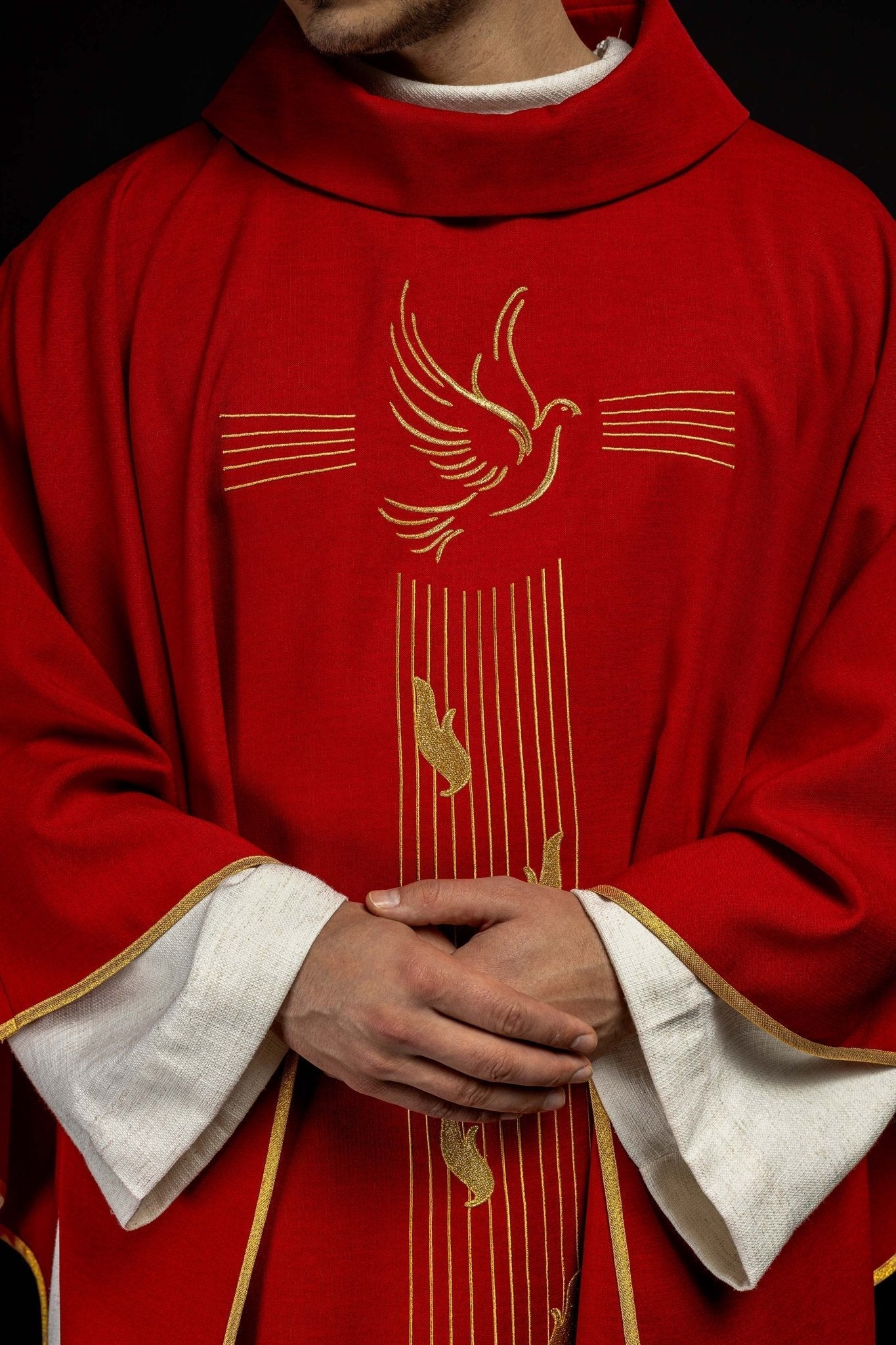 Casulla roja con bordado del Espíritu Santo KOR/218/02/62 CZERWONY - CASULLAS.ES