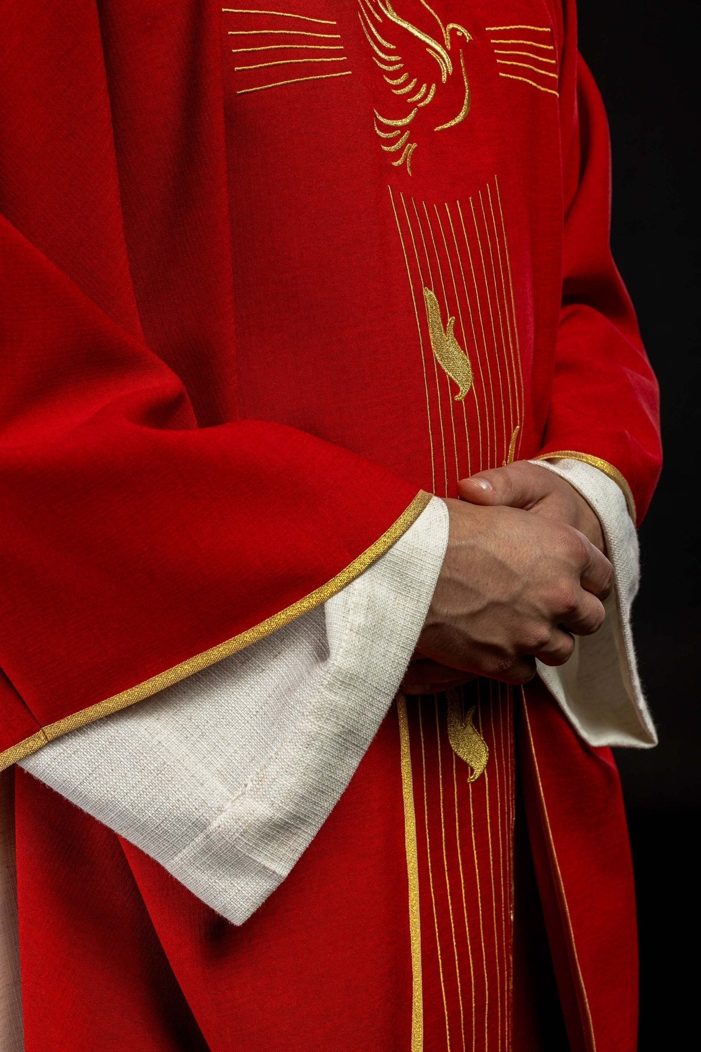 Casulla roja con bordado del Espíritu Santo KOR/218/02/62 CZERWONY - CASULLAS.ES