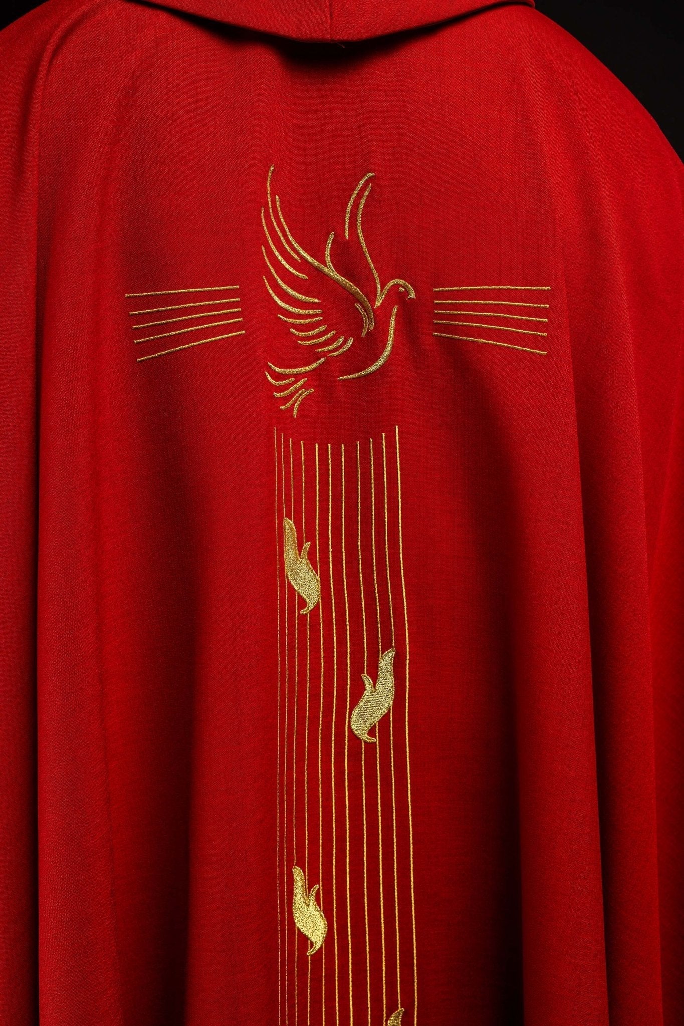 Casulla roja con bordado del Espíritu Santo KOR/218/02/62 CZERWONY - CASULLAS.ES