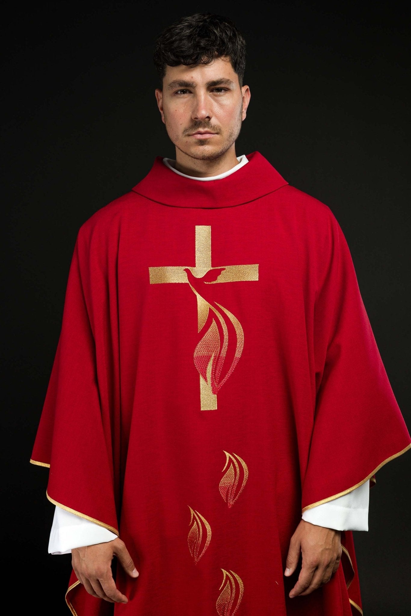 Casulla roja con bordado del Espíritu Santo KOR/216/02/62 CZERWONY - CASULLAS.ES