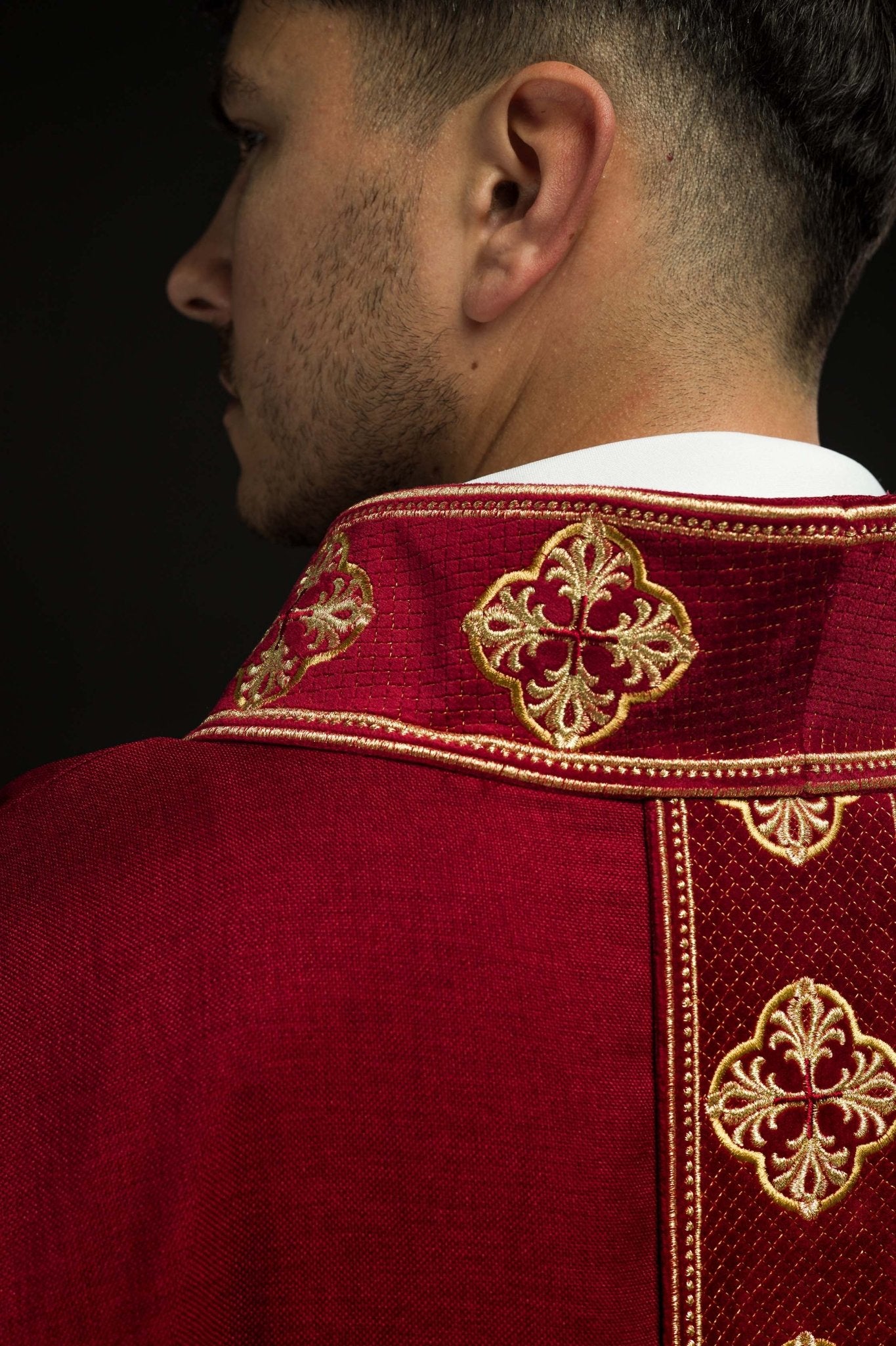 Casulla roja con cinturón bordado con cruces y cuello S-7069-02-70 - CASULLAS.ES