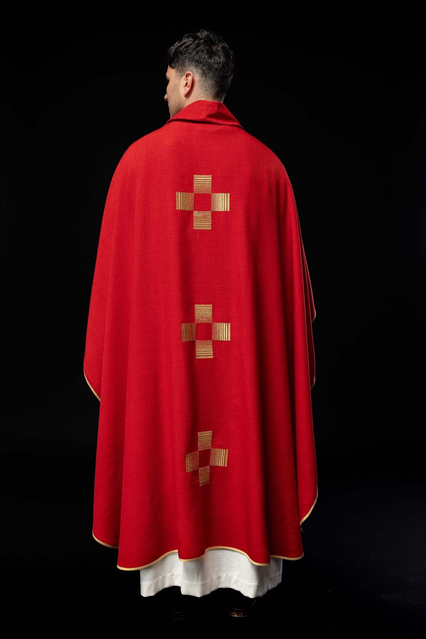 Casulla roja con Cruces bordadas HA7011 - 02 CZERWONY - CASULLAS.ES