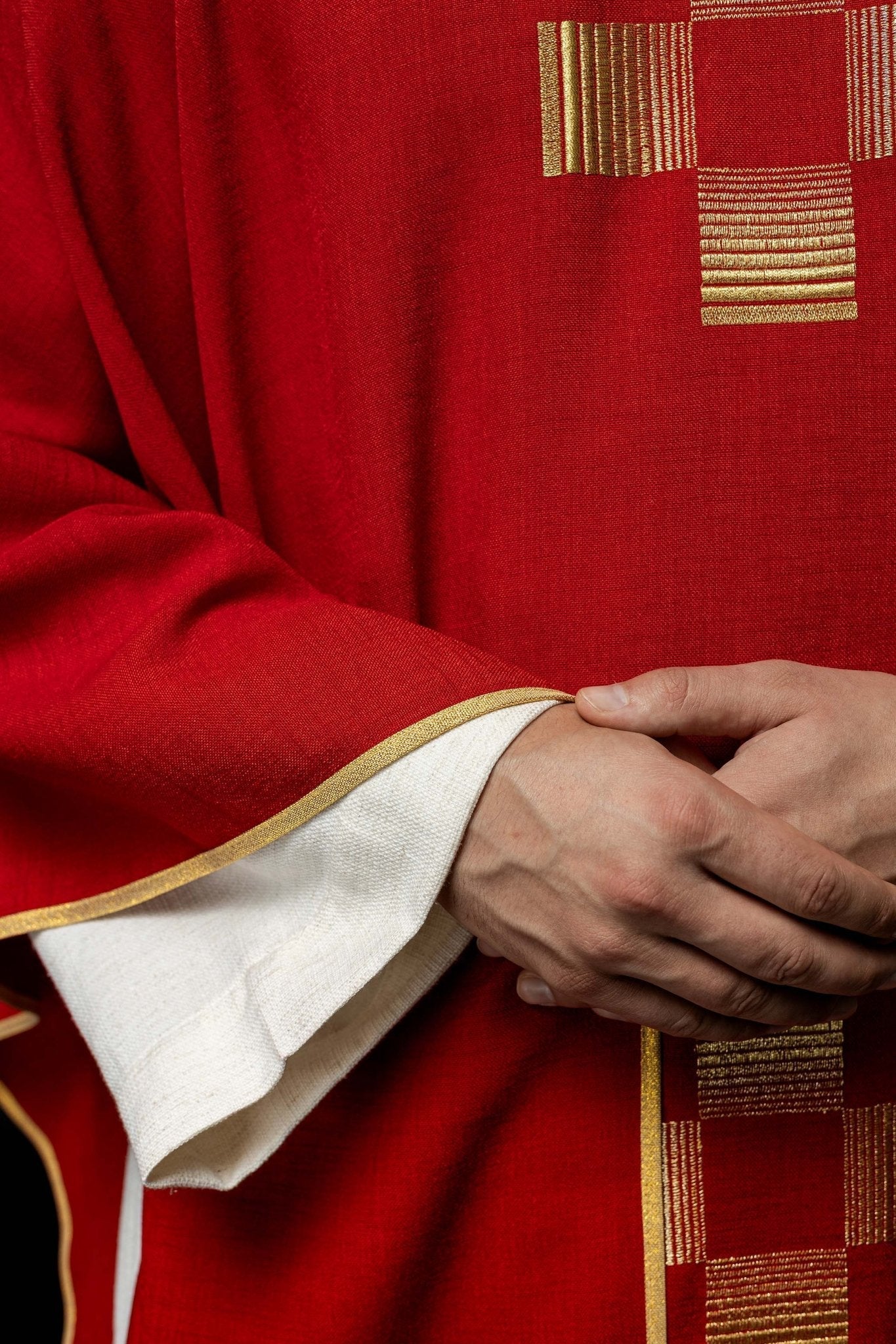 Casulla roja con Cruces bordadas HA7011 - 02 CZERWONY - CASULLAS.ES