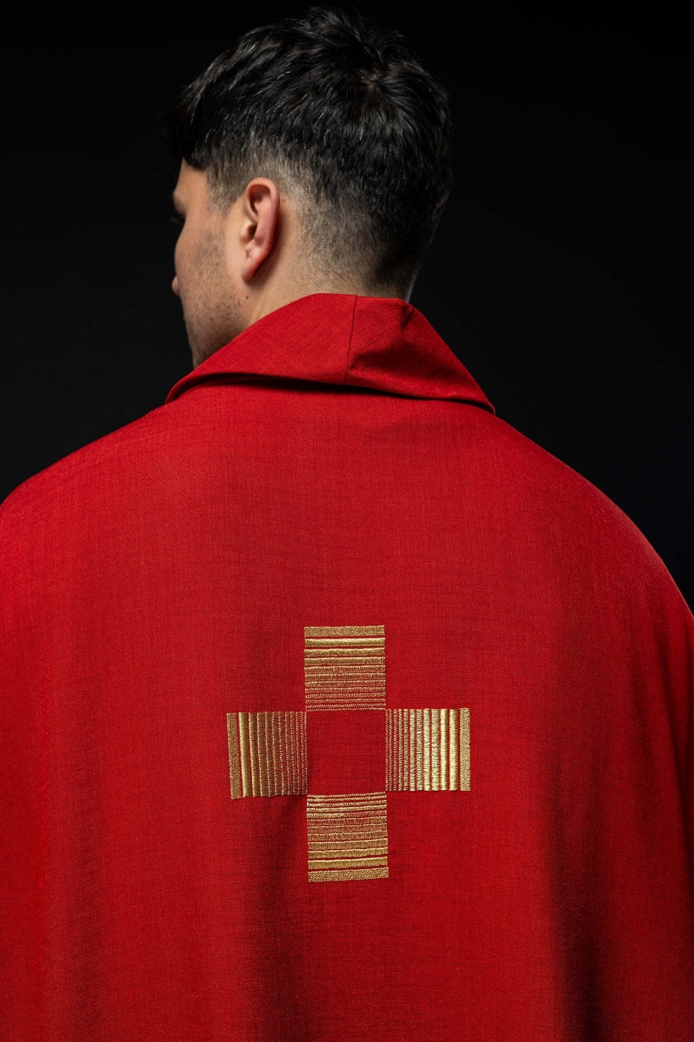 Casulla roja con Cruces bordadas HA7011 - 02 CZERWONY - CASULLAS.ES