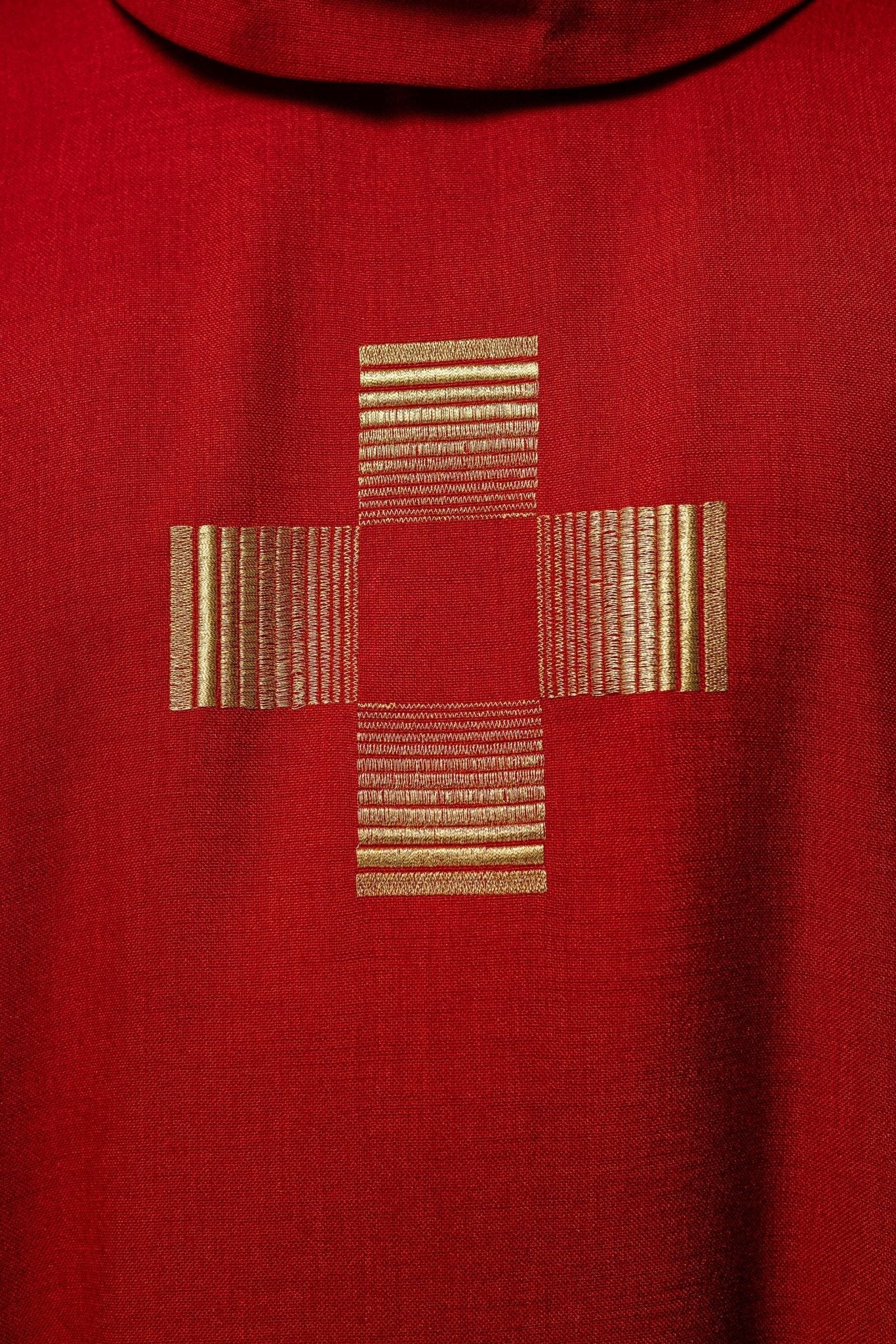 Casulla roja con Cruces bordadas HA7011 - 02 CZERWONY - CASULLAS.ES